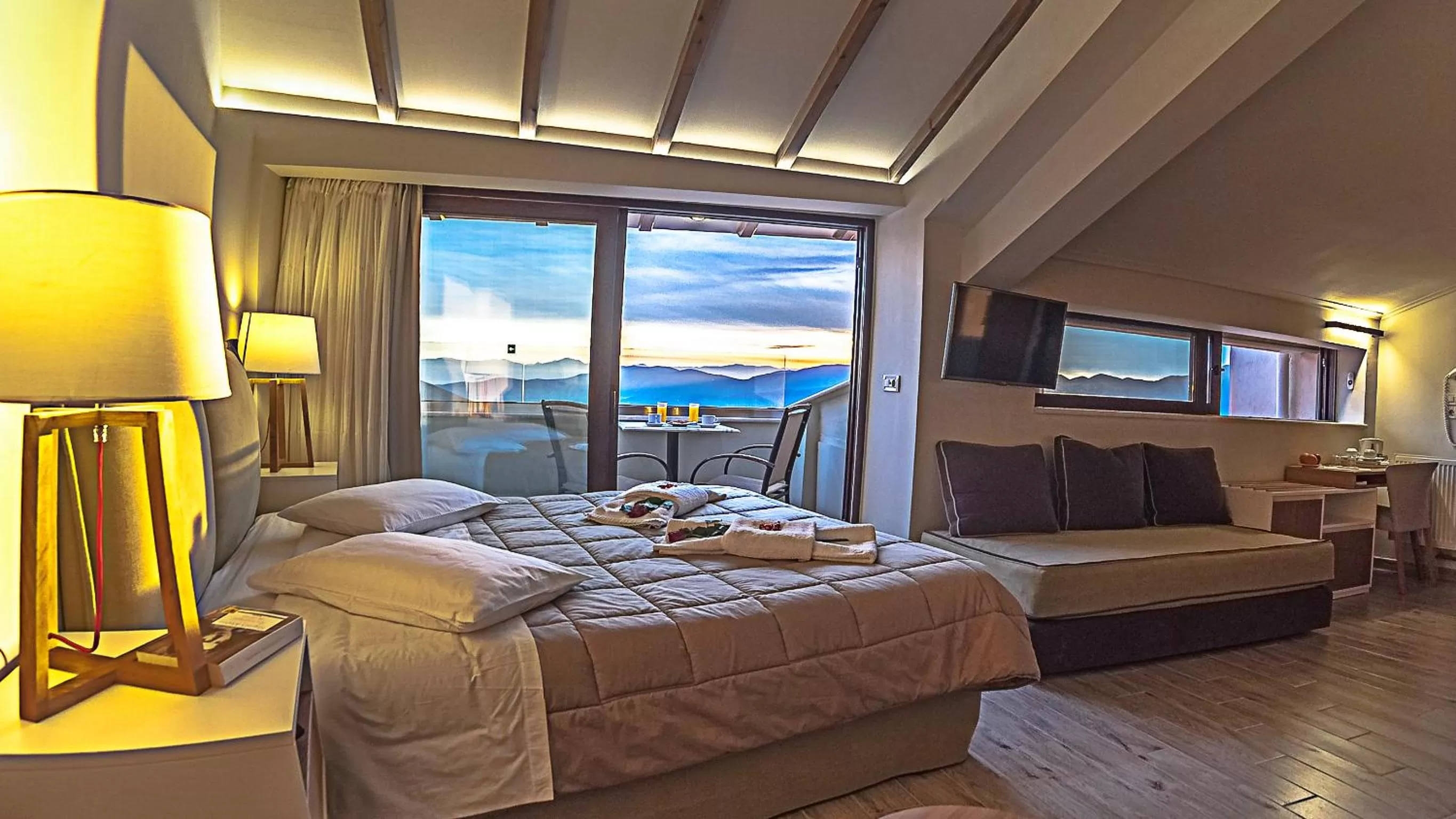 Bedroom, Bed in Fedriades Delphi Hotel