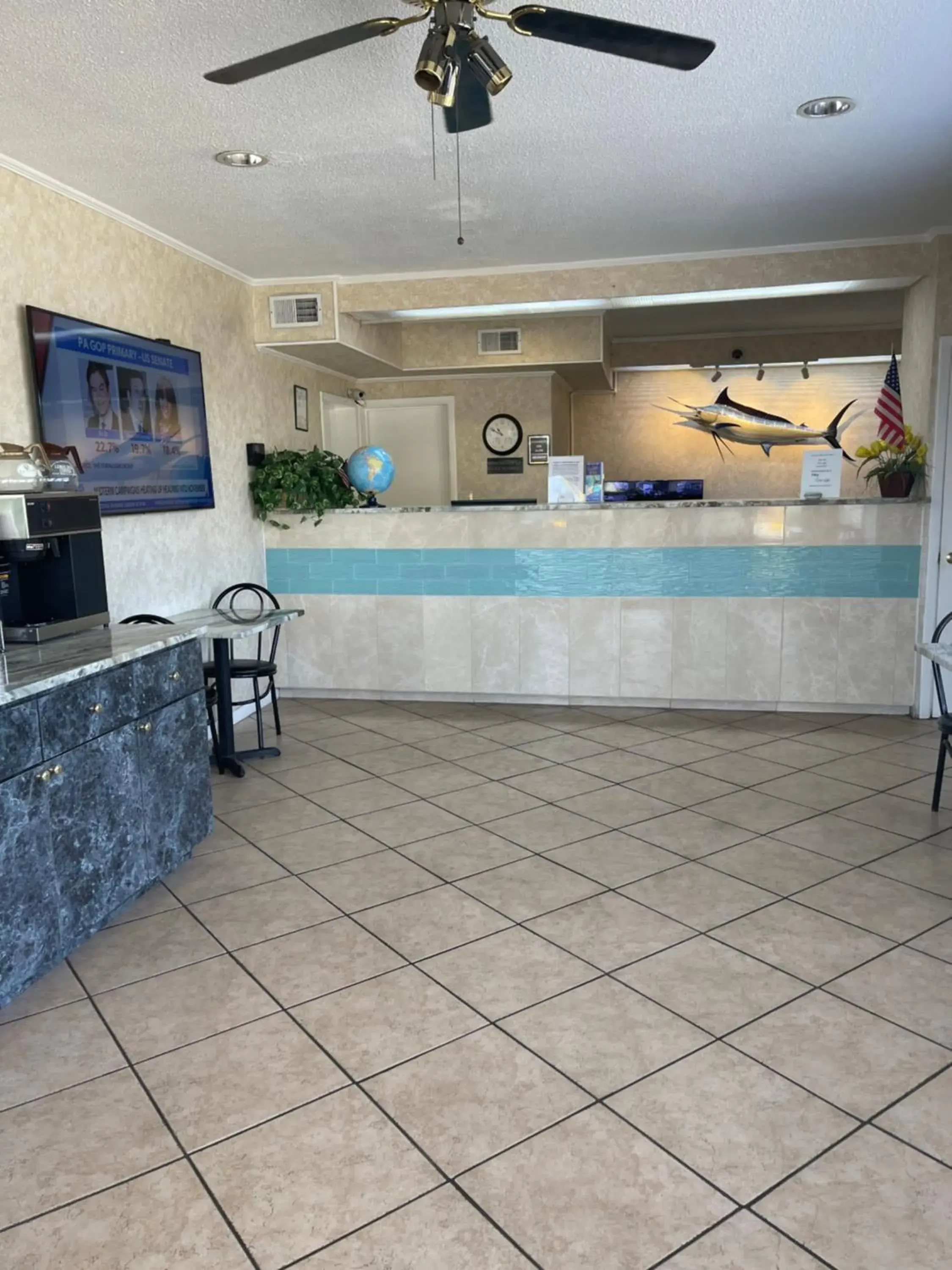 Lobby or reception, Swimming Pool in Hole Inn the Wall Hotel - Sunset Plaza - Fort Walton Beach