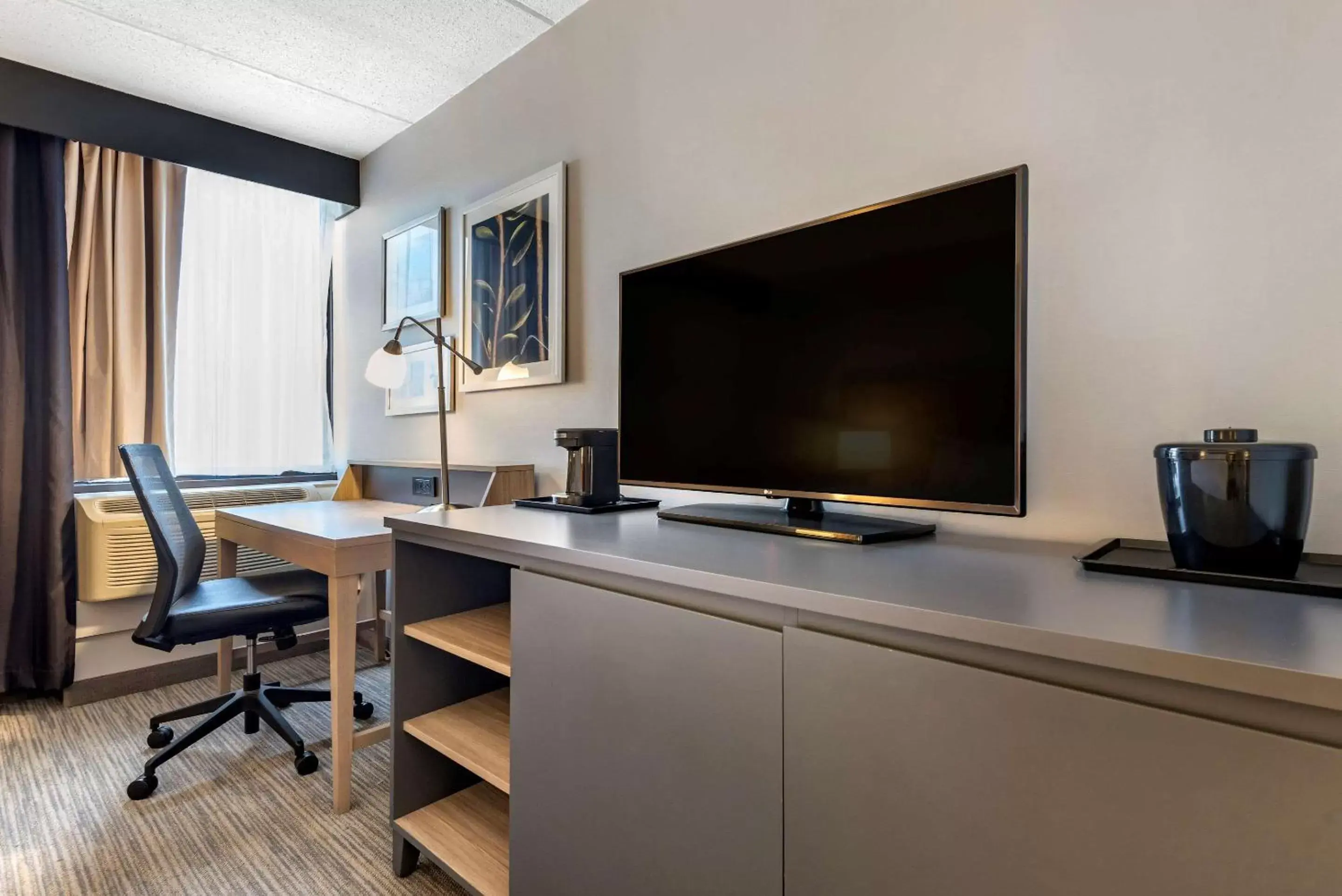 Photo of the whole room, TV/Entertainment Center in Comfort Inn & Suites Syracuse North