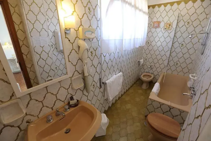 Bathroom in Hotel Bergamo Mare Mhotelsgroup