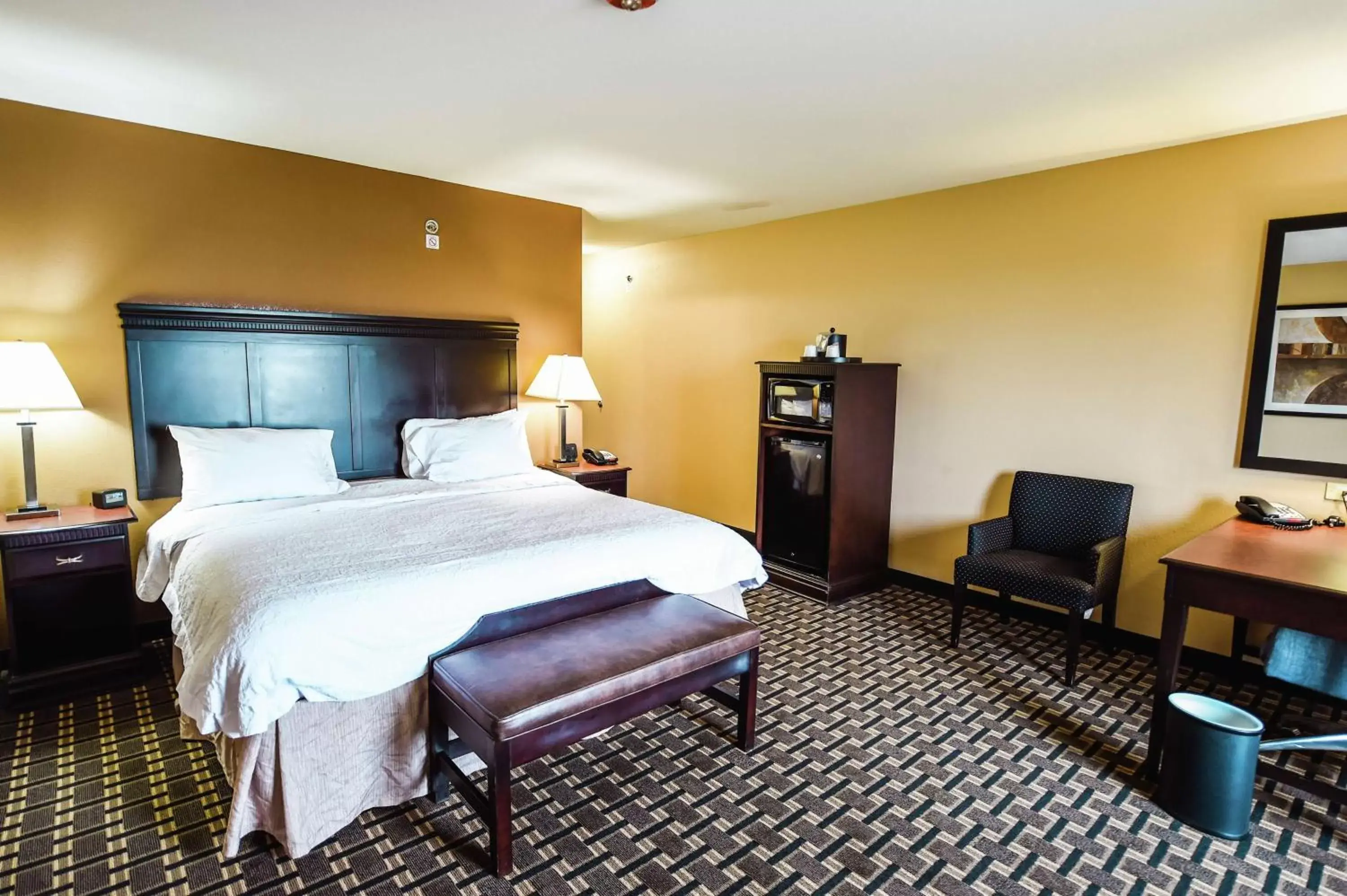 Bedroom, Bed in Hampton Inn & Suites Pine Bluff