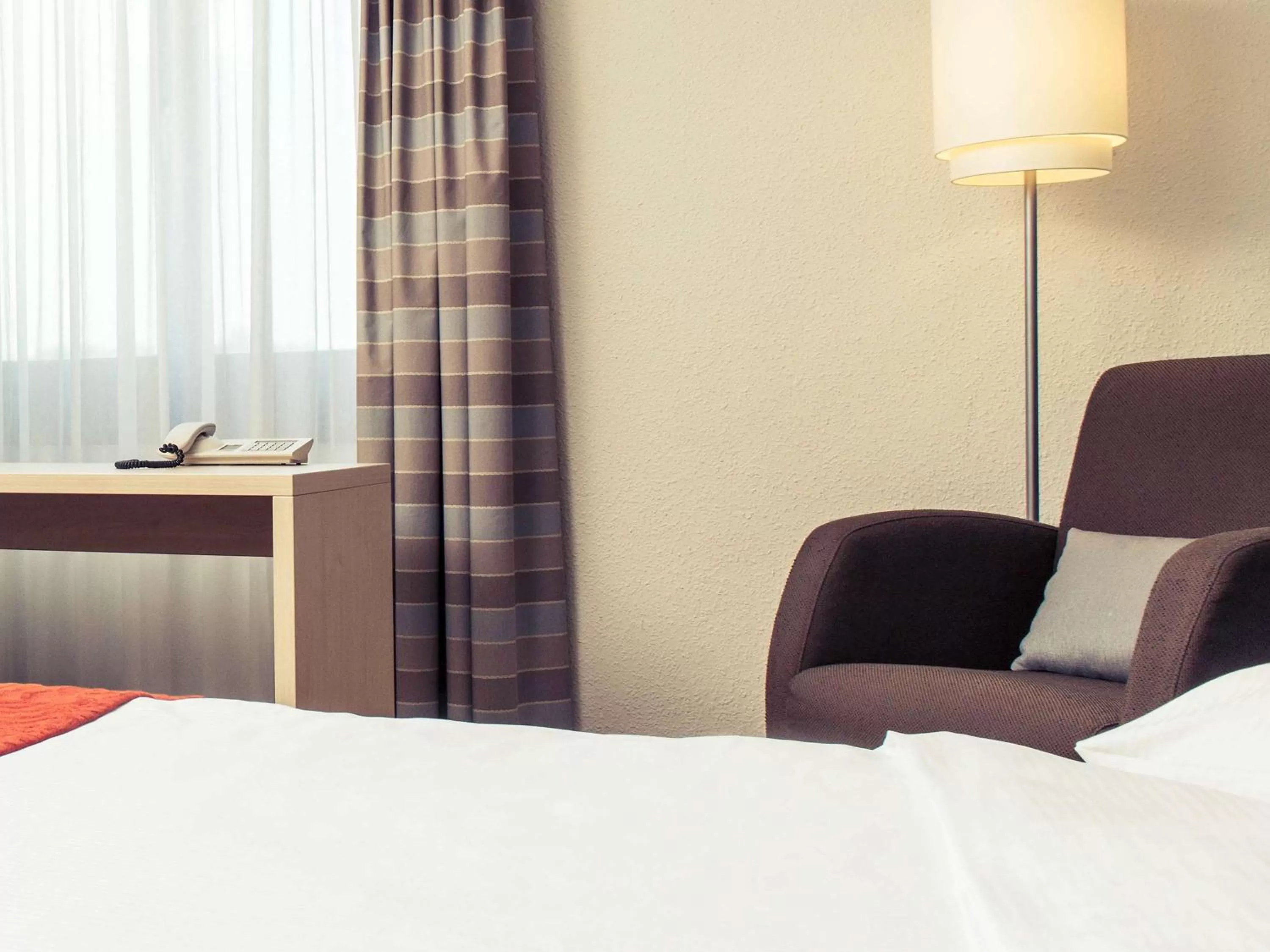 Photo of the whole room, Bed in Mercure Bonn Hardtberg