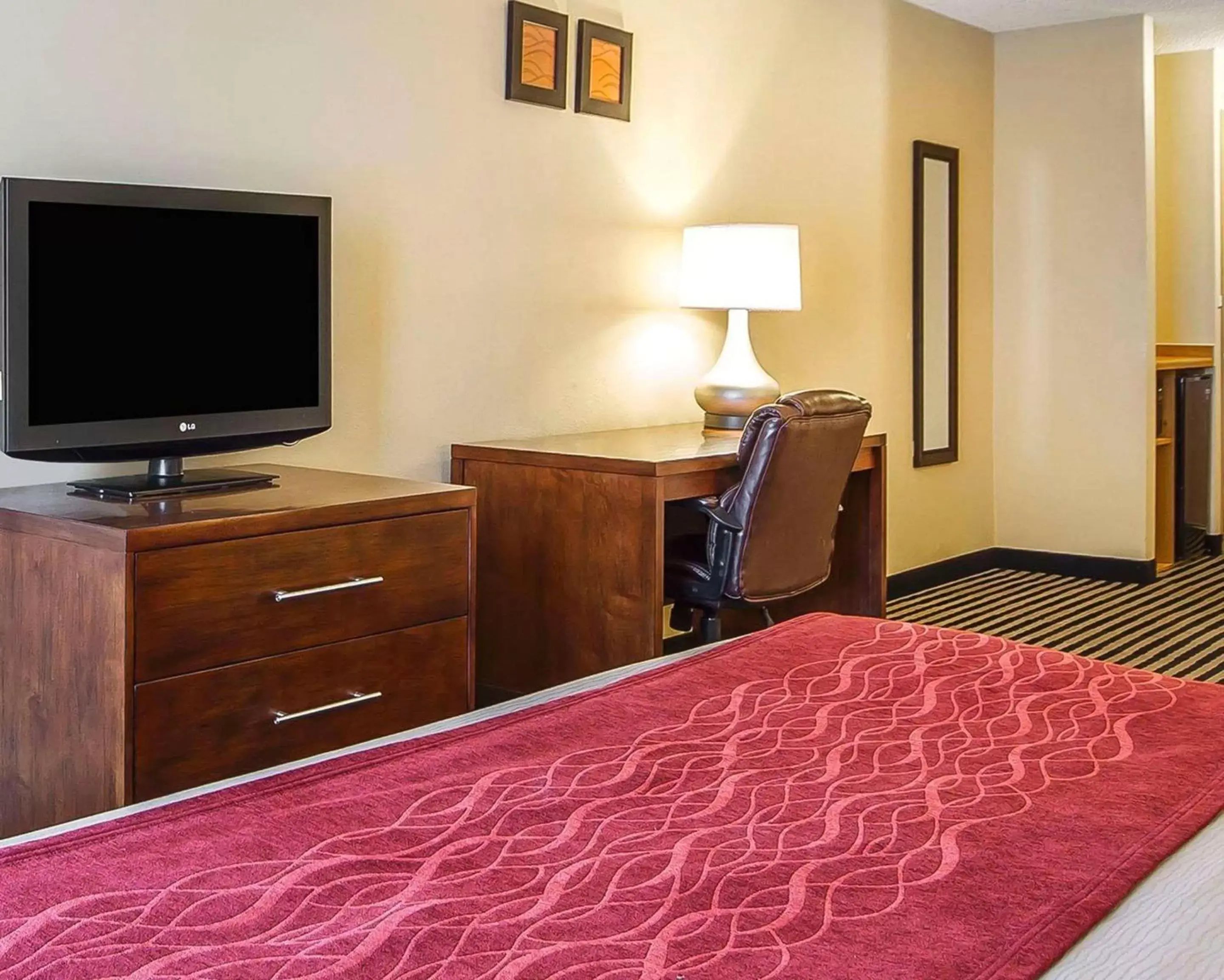 Photo of the whole room, Bed in Comfort Inn Owatonna near Medical Center