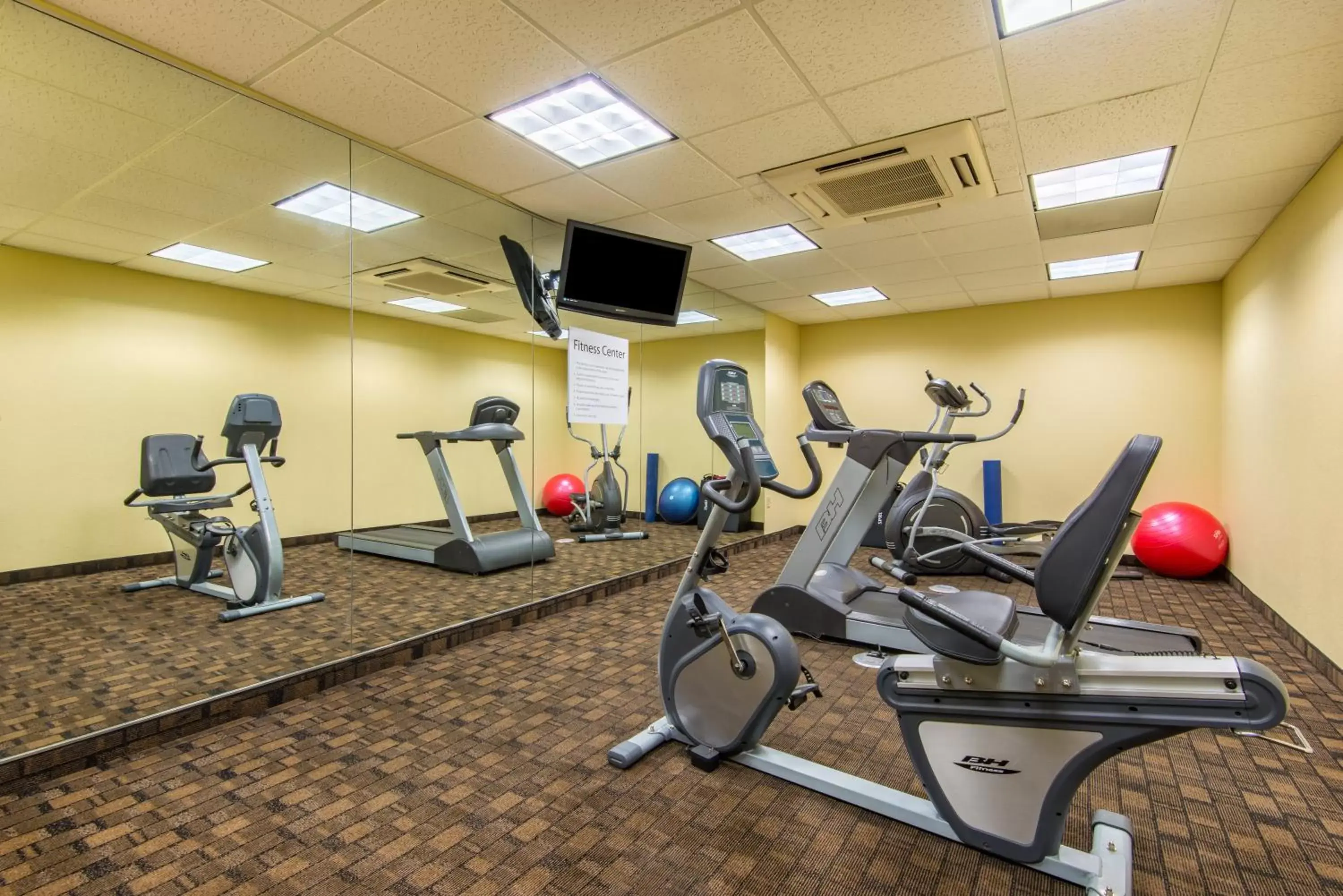 Spa and wellness centre/facilities, Fitness Center/Facilities in Holiday Inn Express Hotel & Suites El Dorado, an IHG Hotel