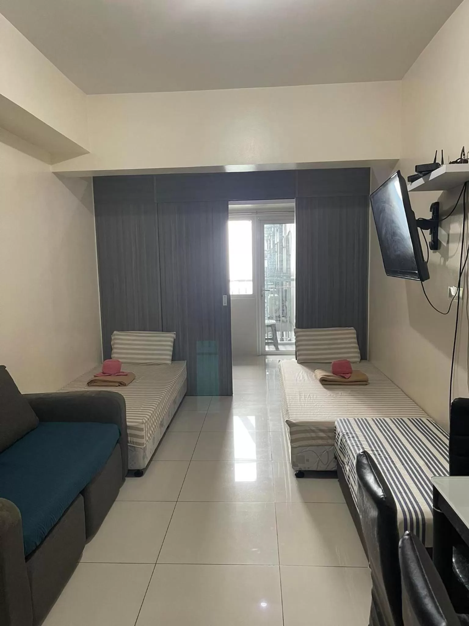 Living room, Seating Area in Green Residences Staycation by PBYY