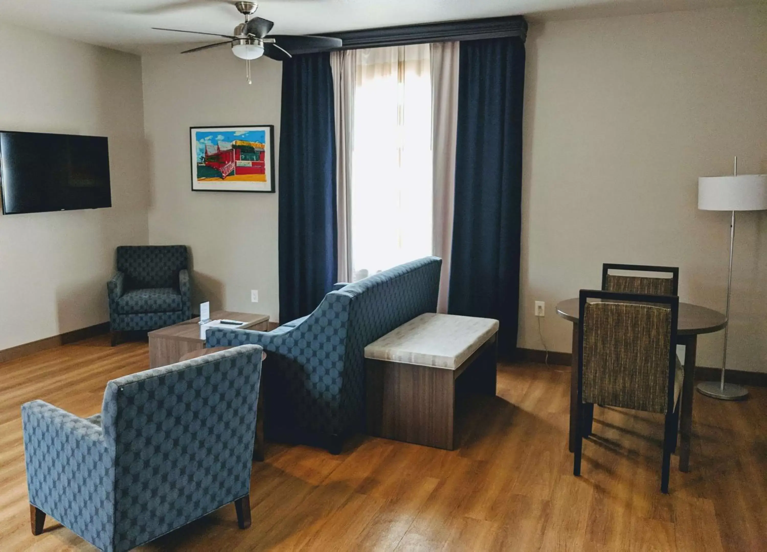 Photo of the whole room, Seating Area in Best Western Port Aransas