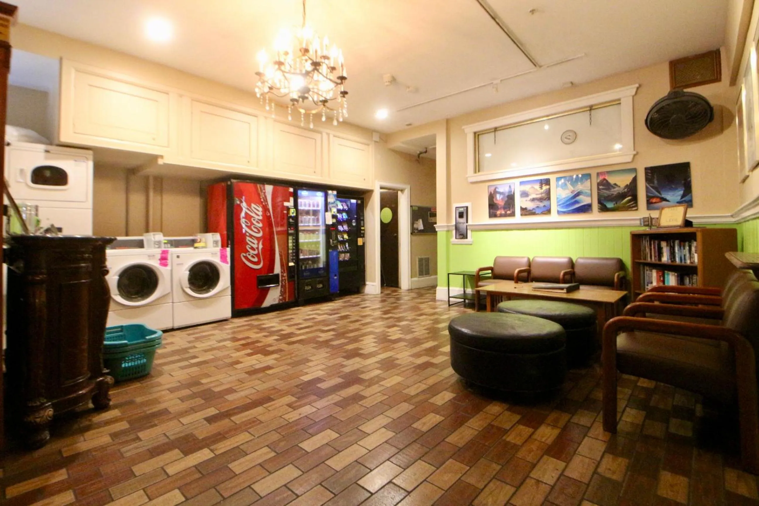 washing machine in Green Tortoise Hostel