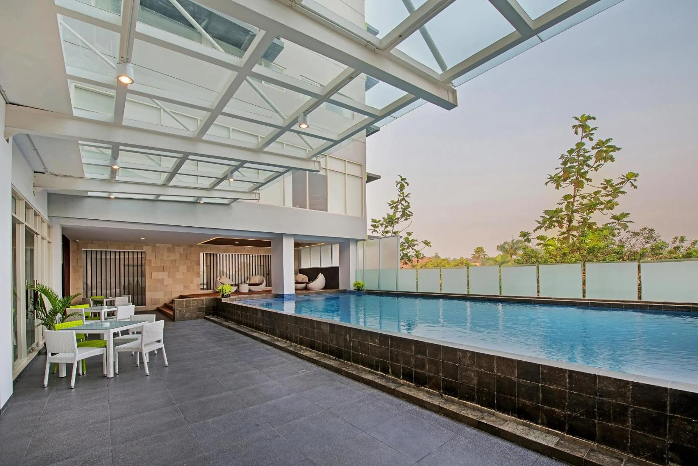 Swimming pool in Whiz Prime Hotel Pajajaran Bogor