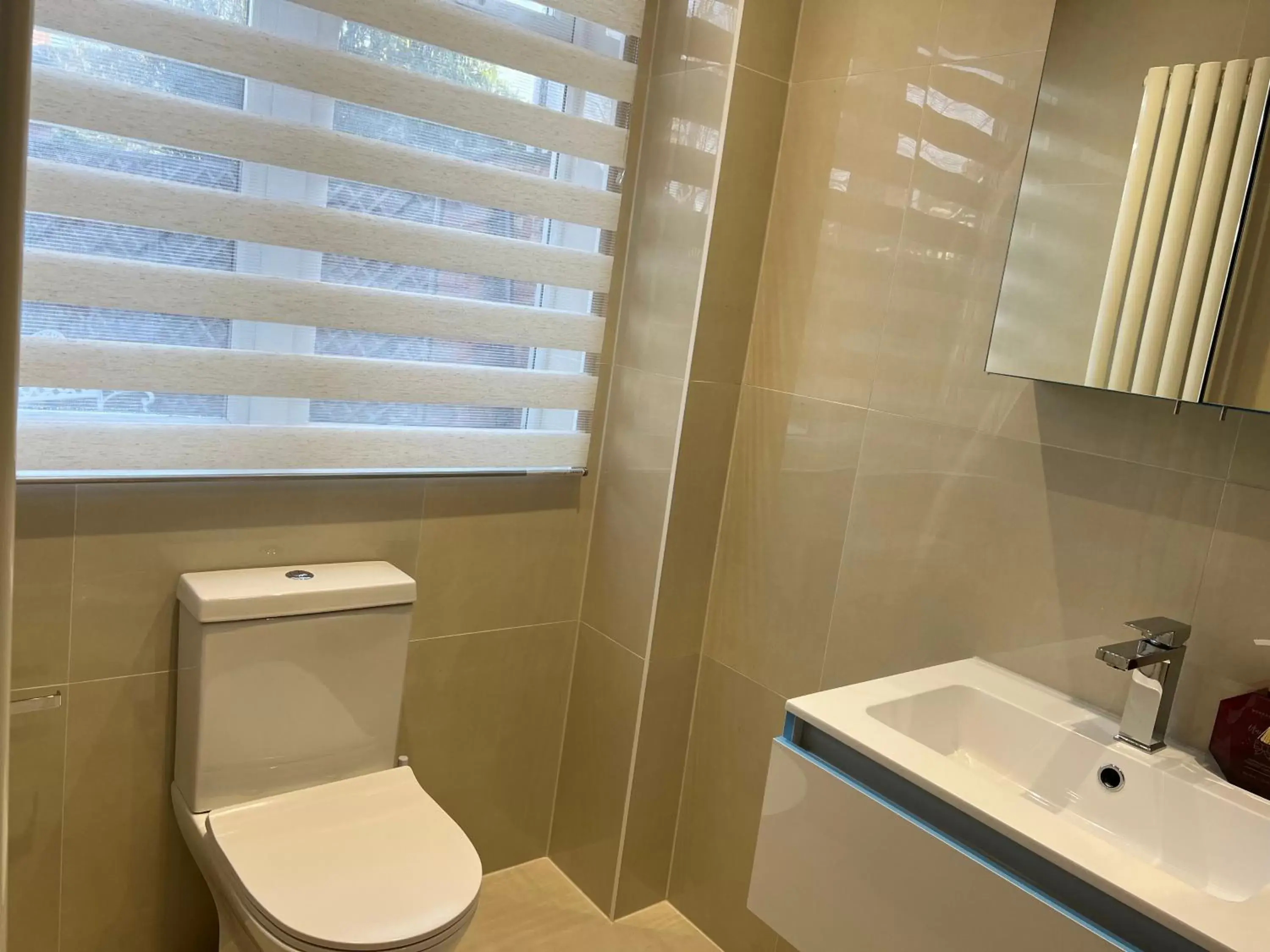 Bathroom in TJ Homes - Luxury Studio Suite with Garden View - Next to tube station London