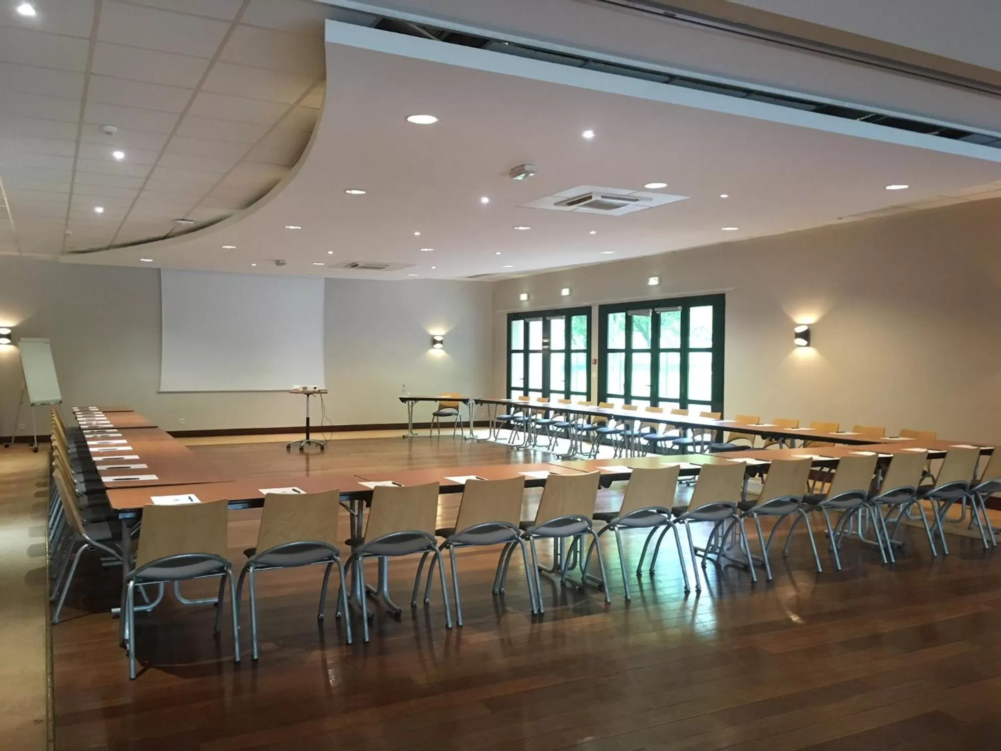 Business facilities in HDB Hôtel De Bernin - ex Domaine des Fontaines