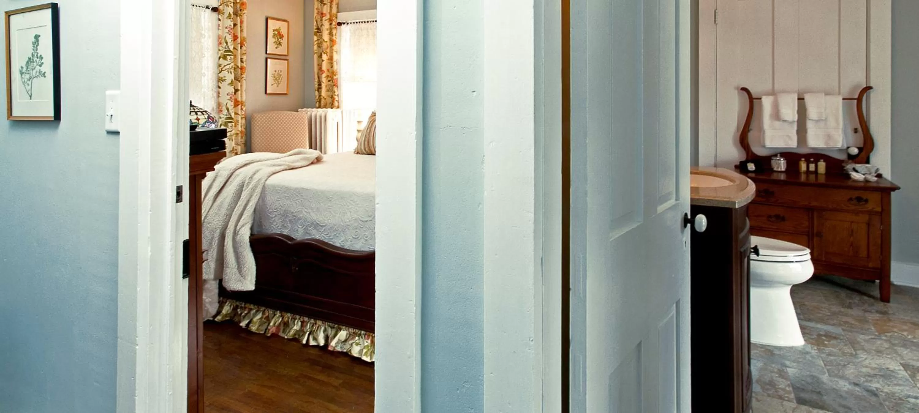 Seating area, Bed in Lamberson Guest House