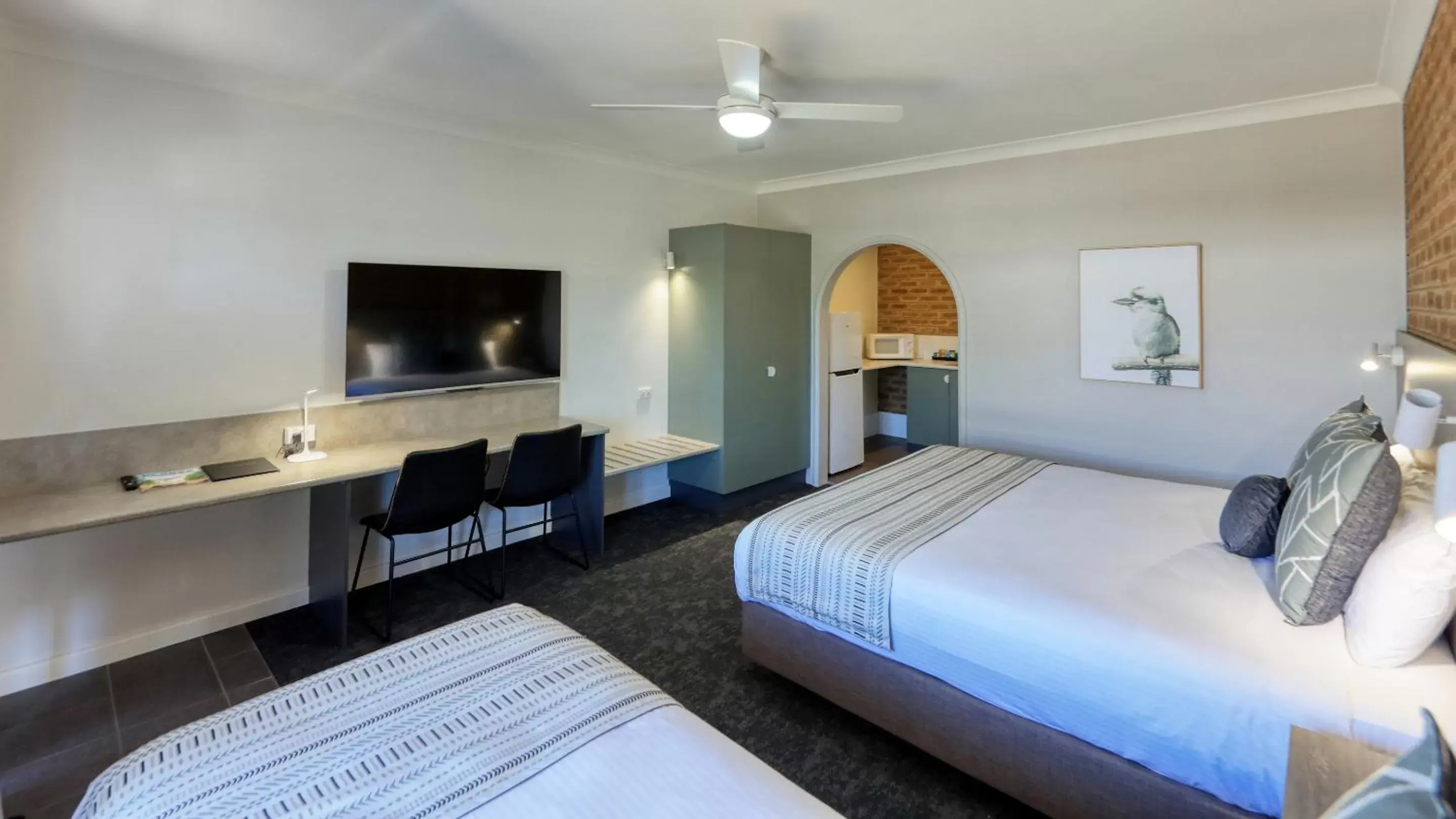 TV and multimedia, Bed in Hamilton Henry Parkes Motor Inn