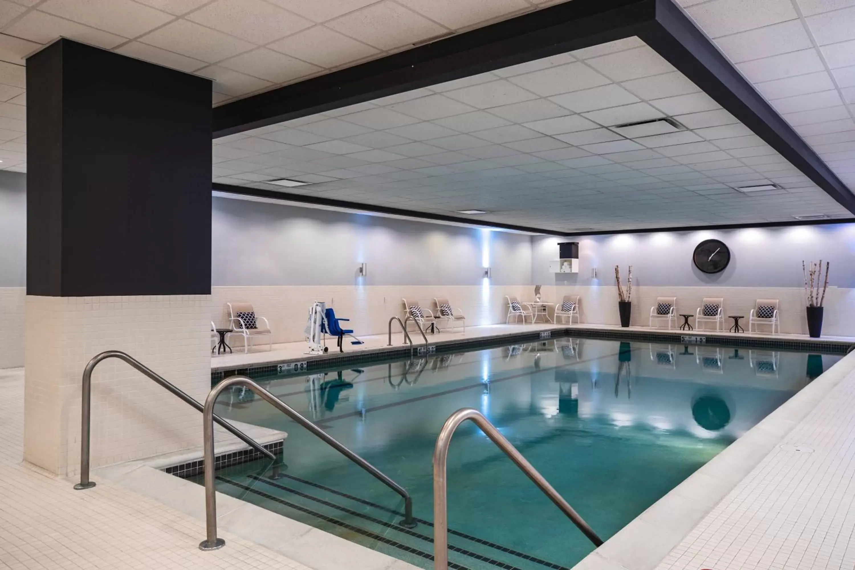 Swimming Pool in Renaissance Chicago O'Hare Suites Hotel