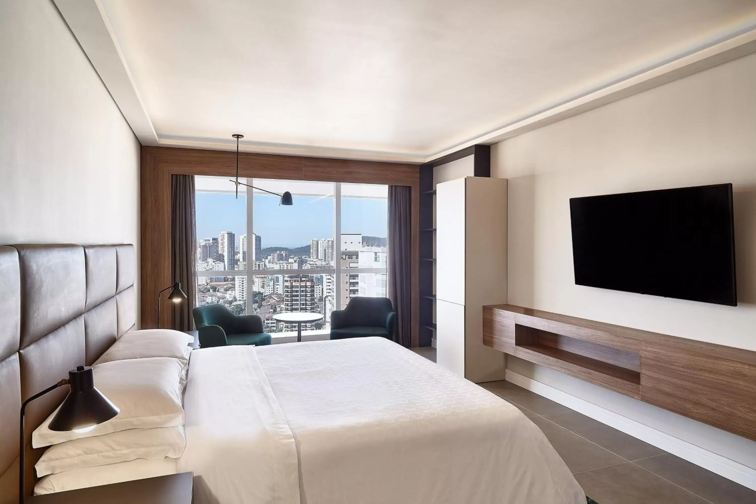 Bedroom, TV/Entertainment Center in Sheraton Santos Hotel