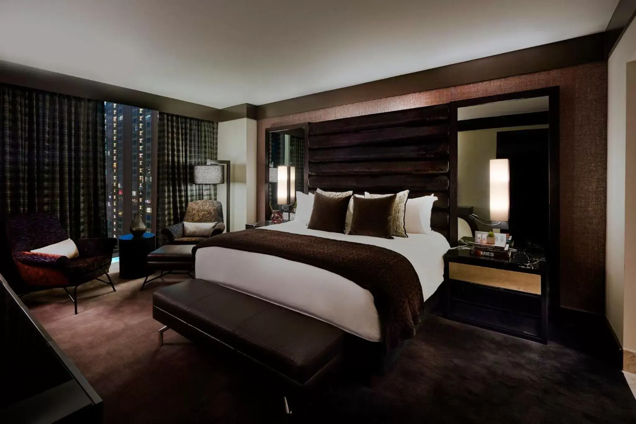 Photo of the whole room, Bed in Loews Chicago Hotel