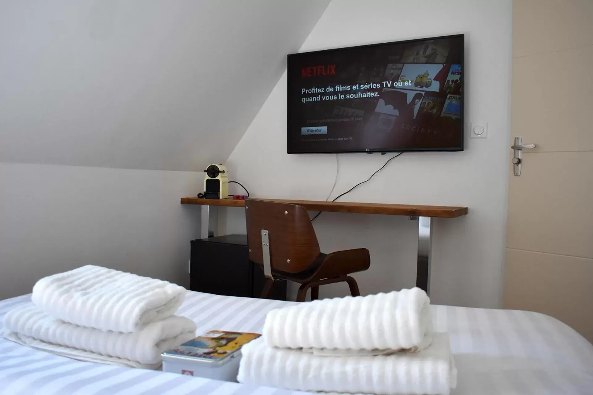 Bedroom, TV/Entertainment Center in Villa Castel Chambres d'hôtes B&B