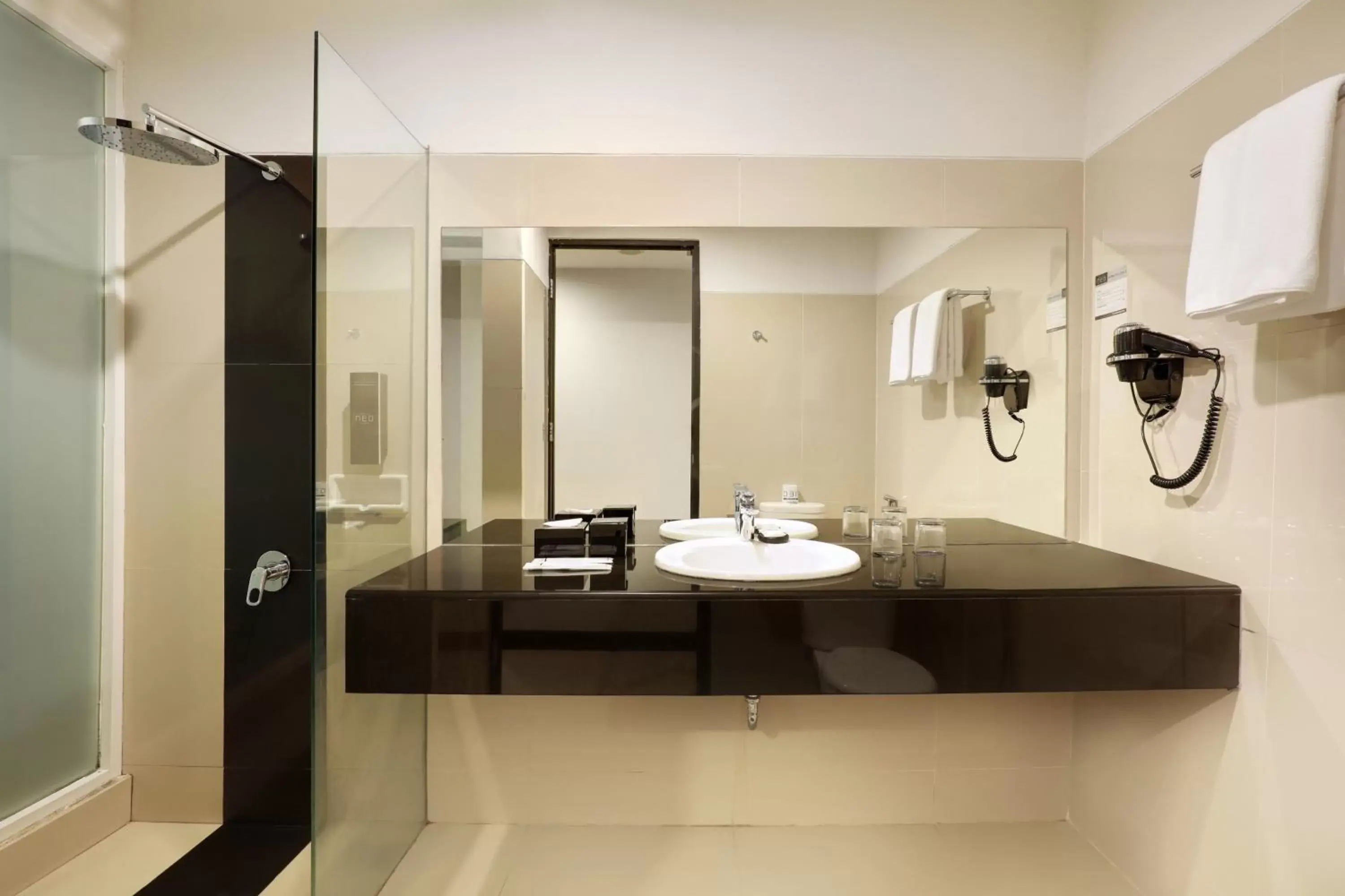 Bathroom in Hotel Neo Palma Palangkaraya by ASTON