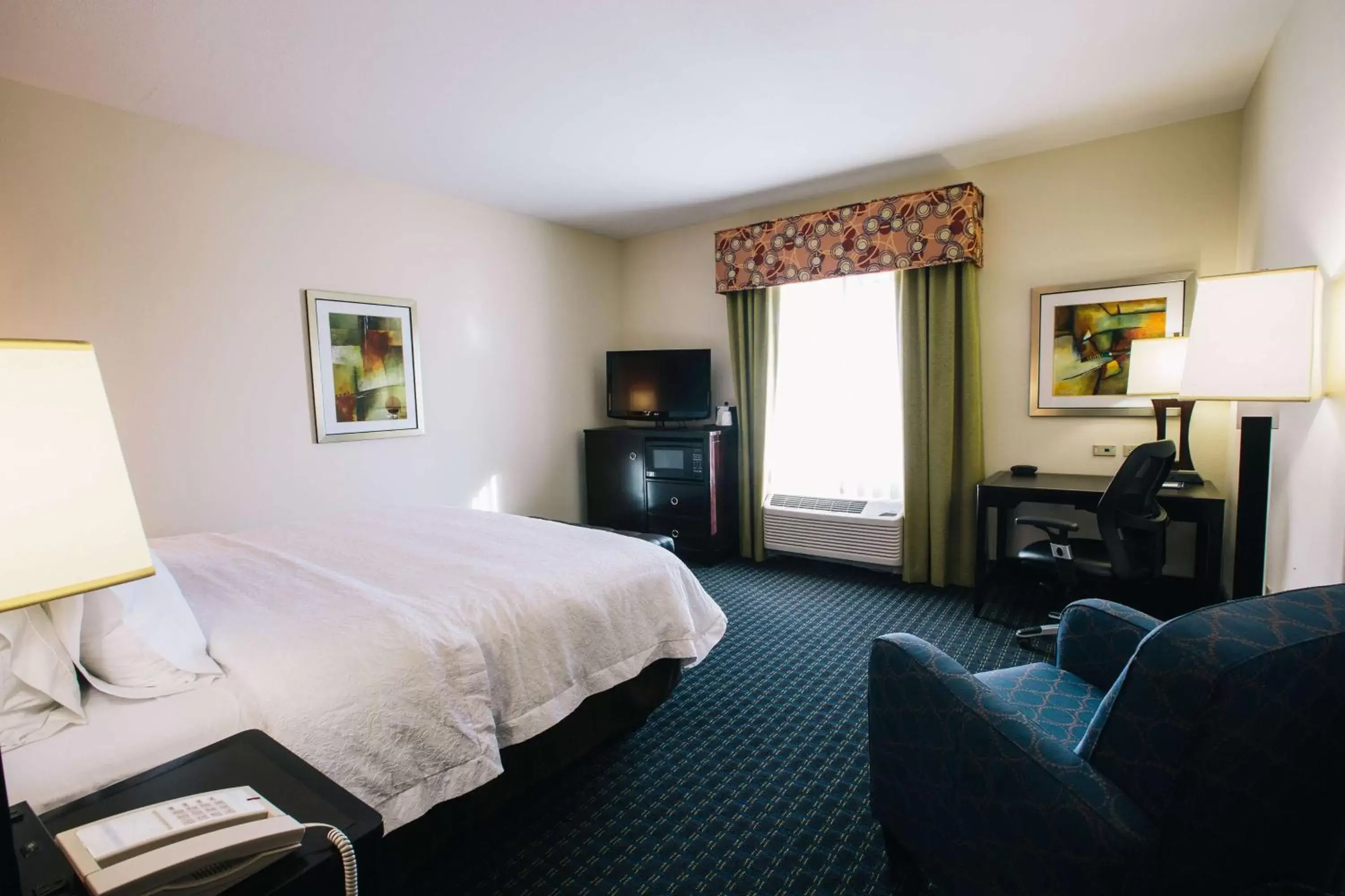 Bed, TV/Entertainment Center in Hampton Inn & Suites Effingham