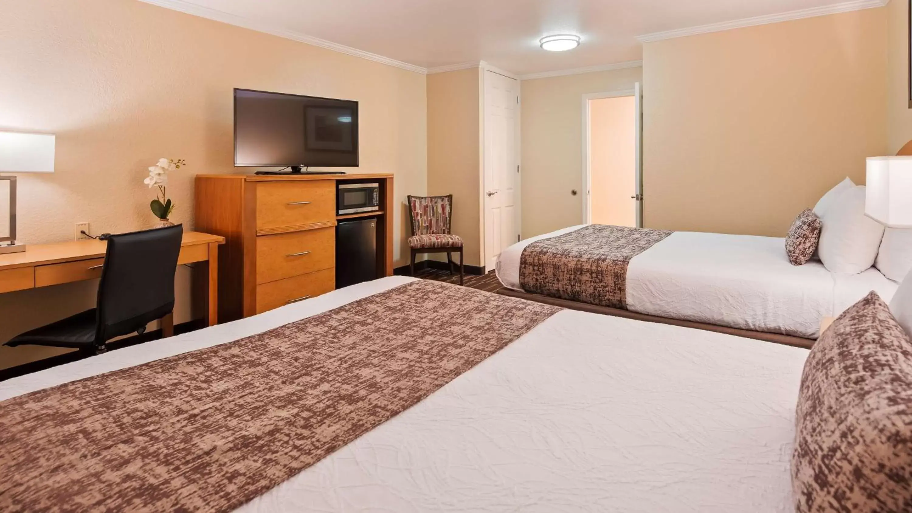 Photo of the whole room, Bed in Best Western Plus Ontario Airport & Convention Center