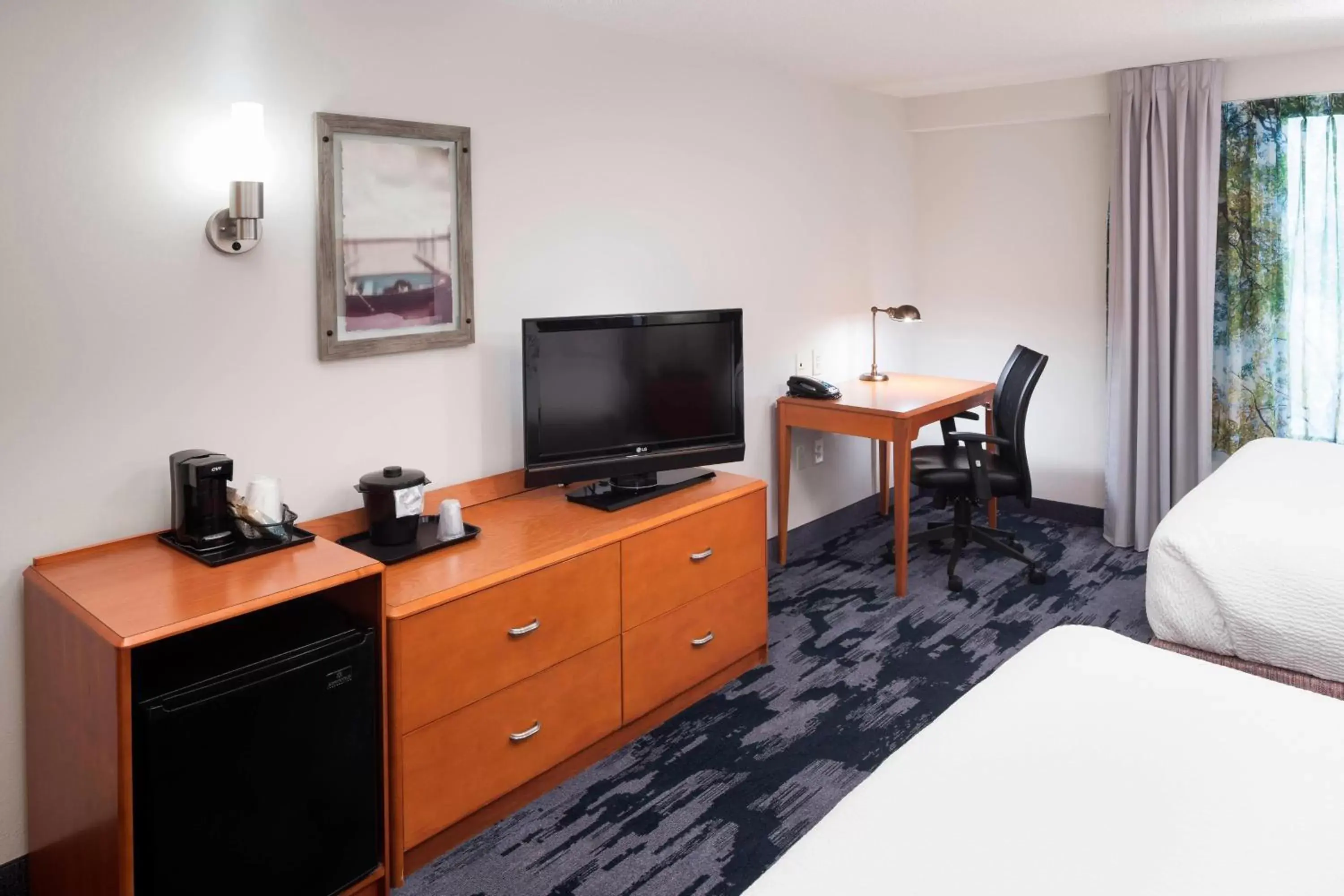Photo of the whole room, TV/Entertainment Center in Fairfield Inn & Suites Wilmington Wrightsville Beach