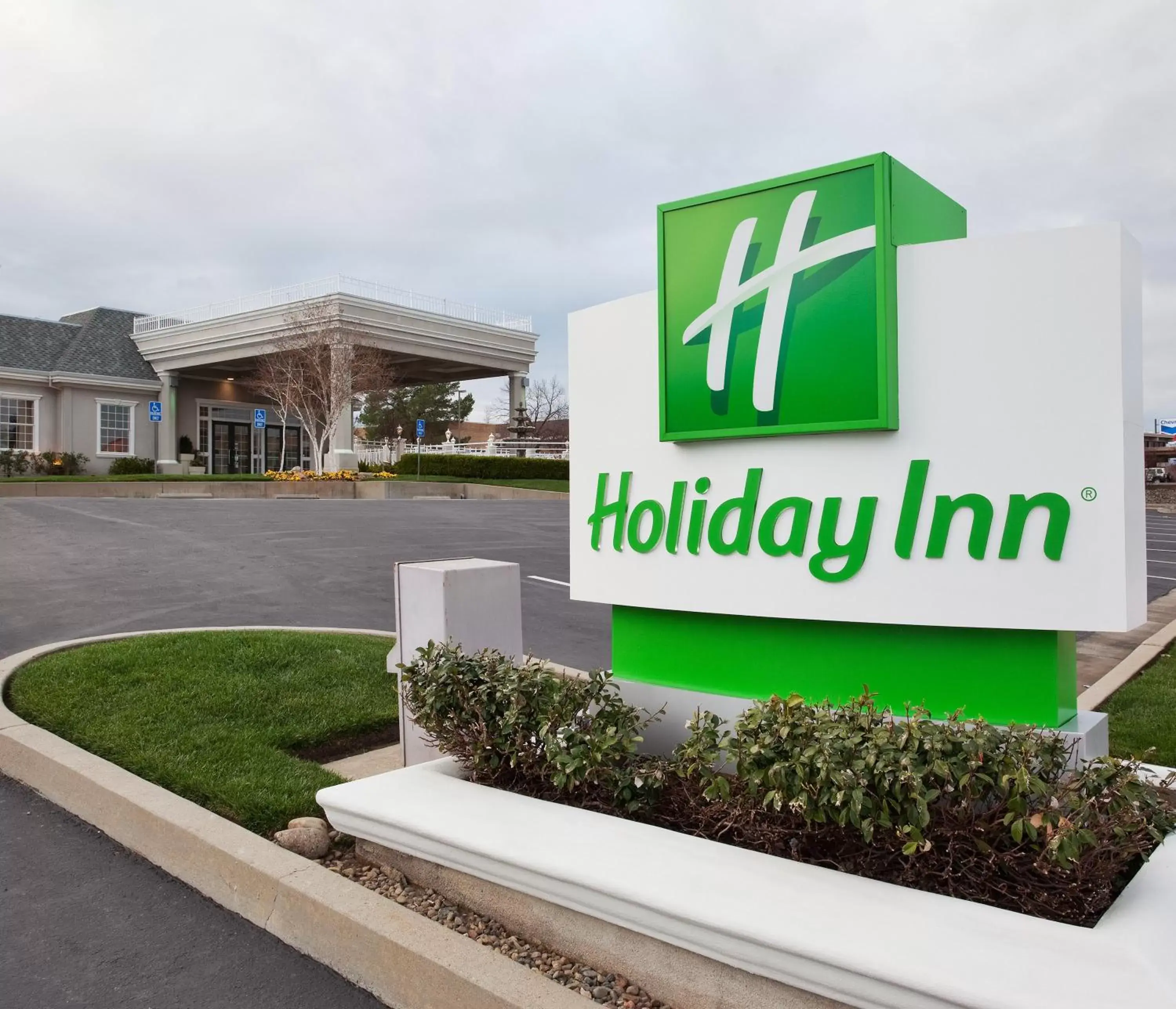 Property building in Holiday Inn Redding by IHG Property building in Holiday Inn Redding by IHG