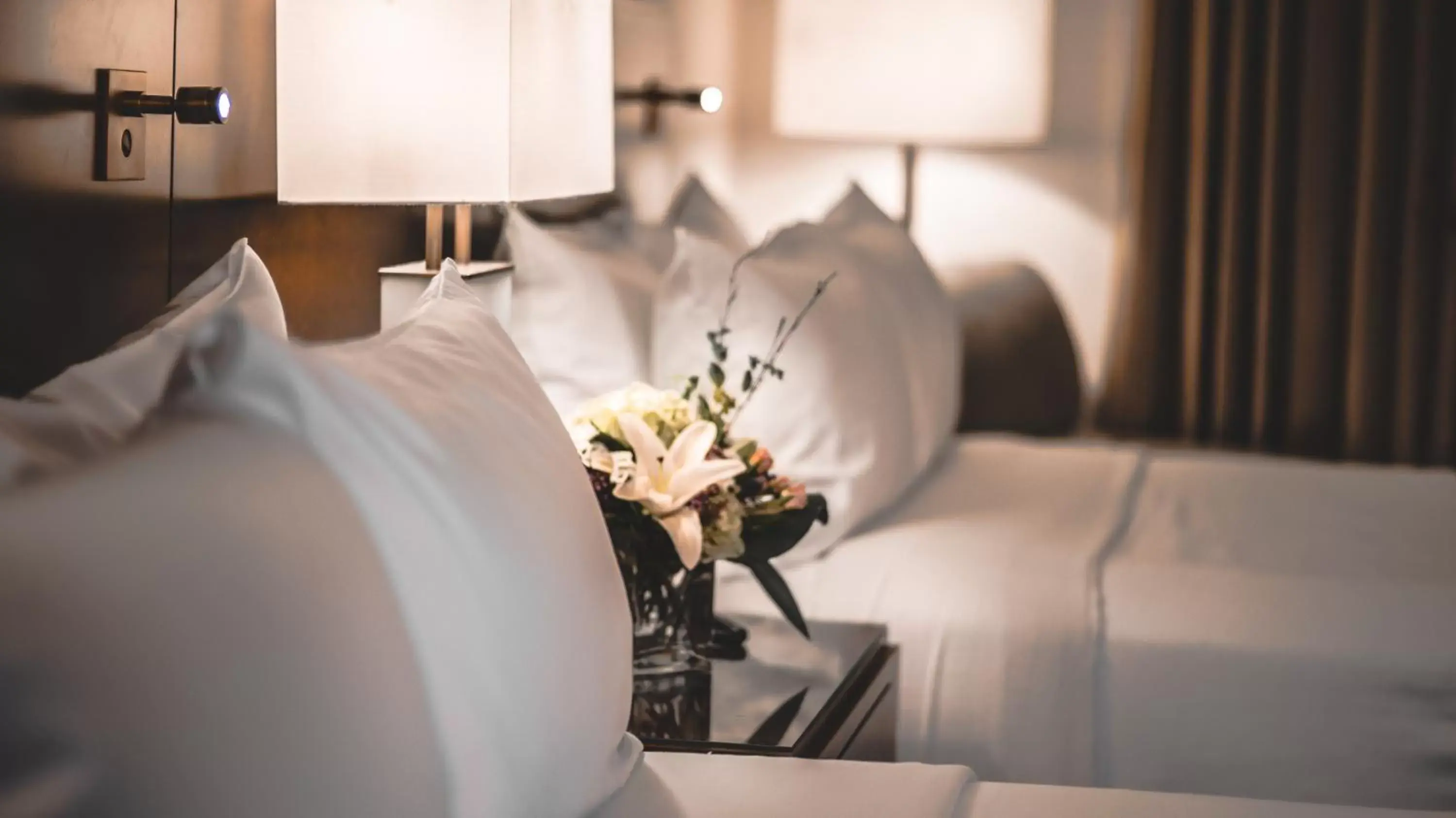 Bedroom, Seating Area in Lord Elgin Hotel