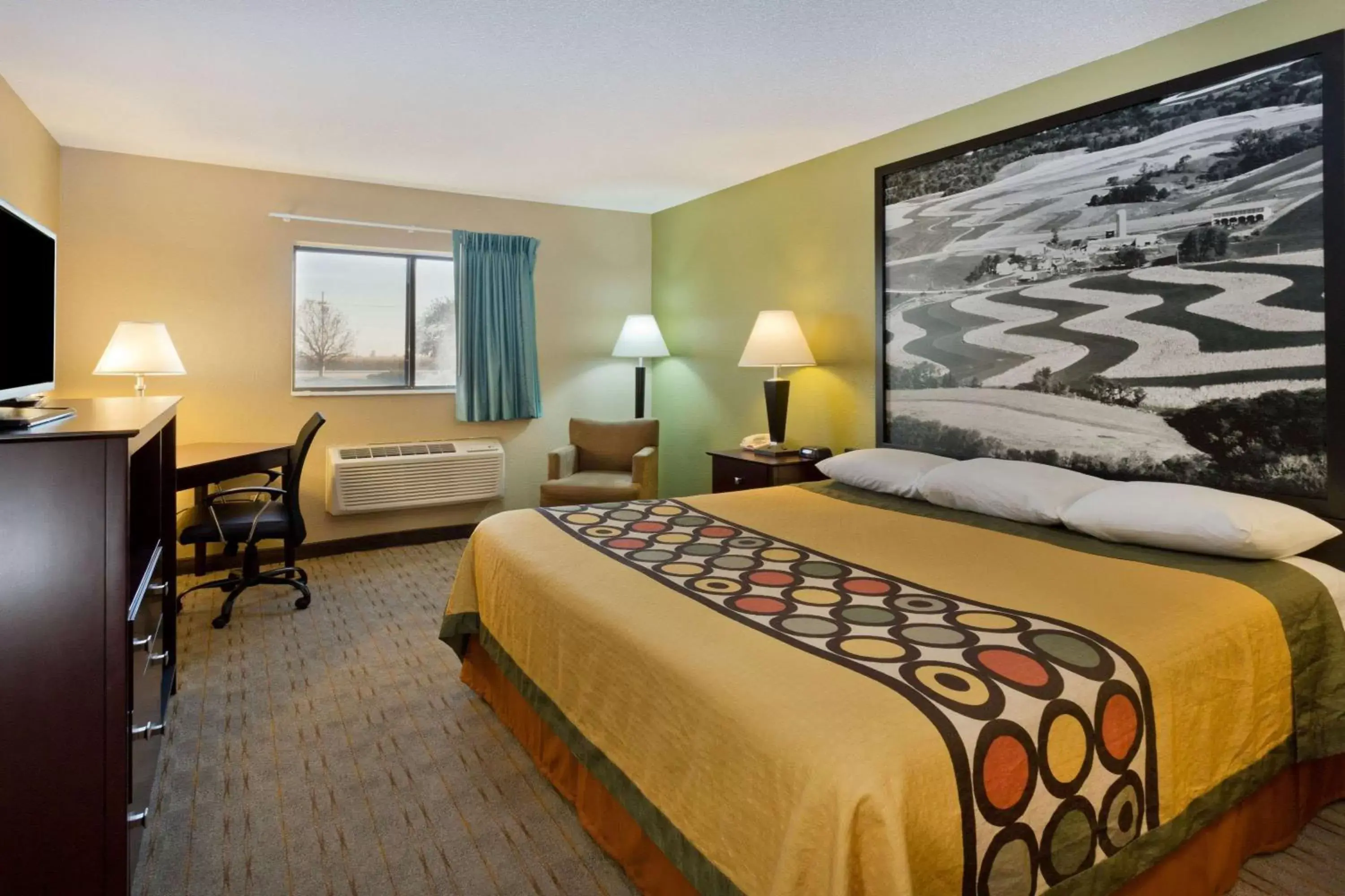 Photo of the whole room, Bed in Super 8 by Wyndham Rochelle