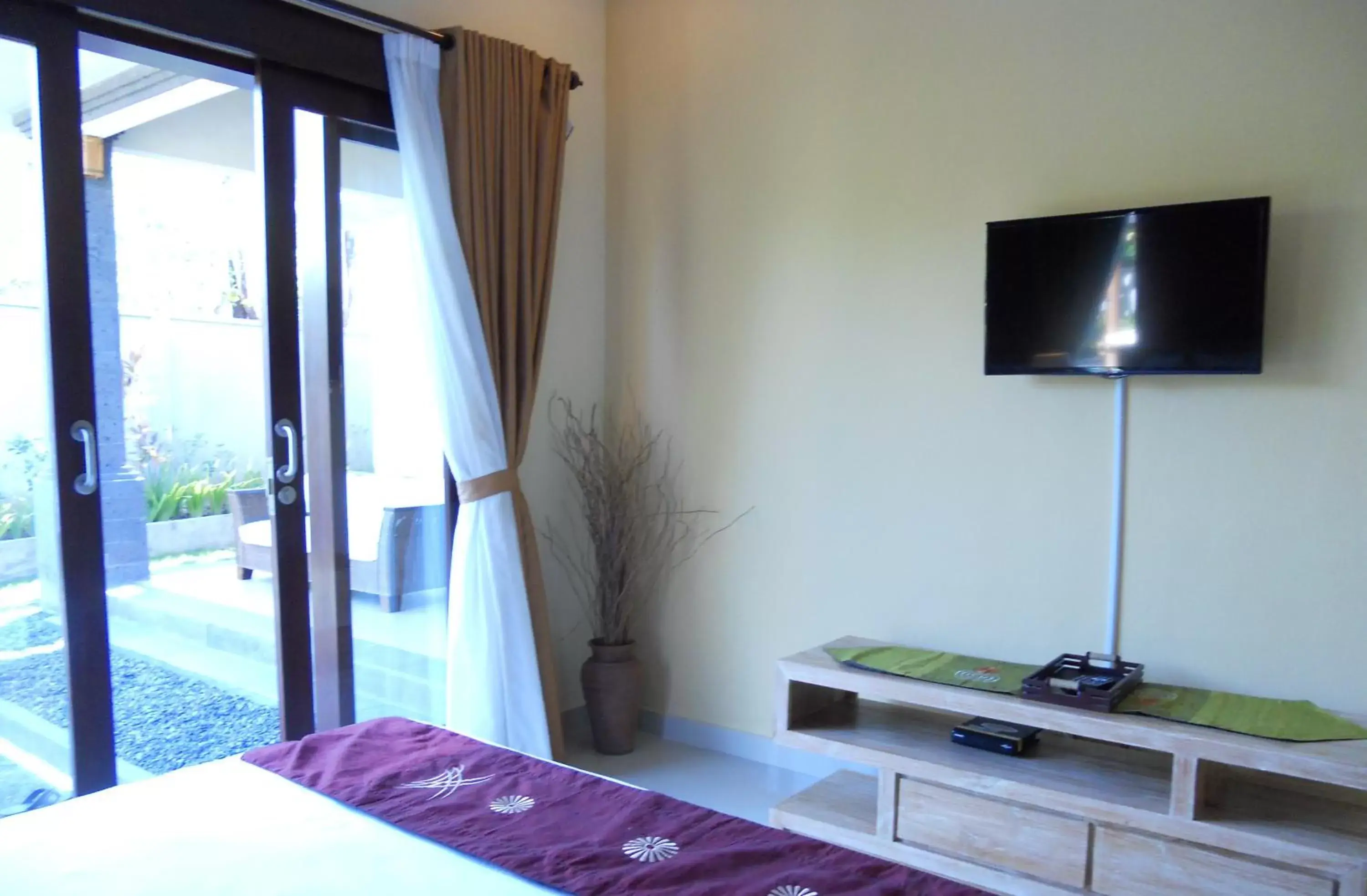 Bed, TV/Entertainment Center in Avisara Villa & Suite