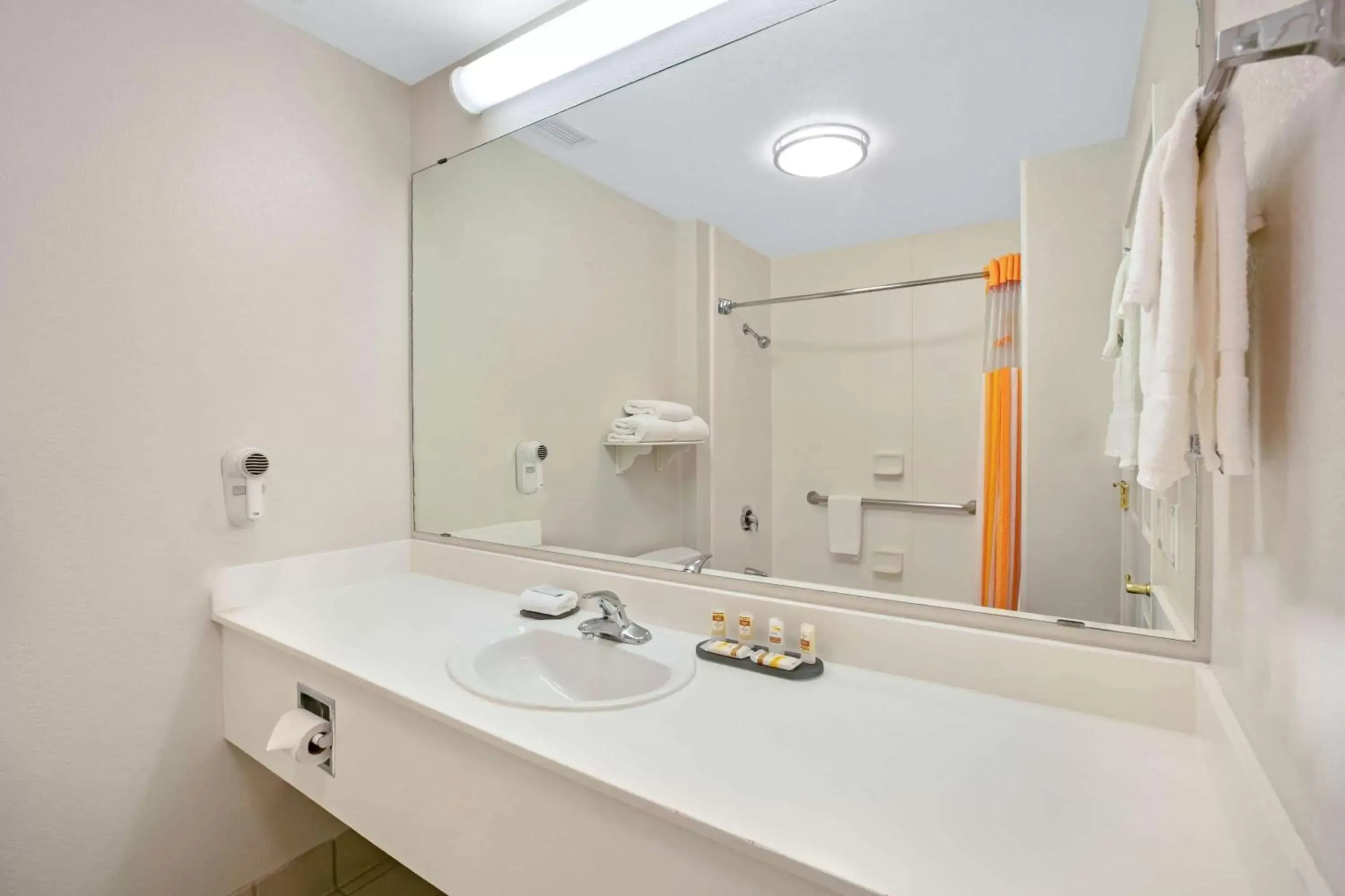 Bathroom in La Quinta by Wyndham DFW Airport South / Irving