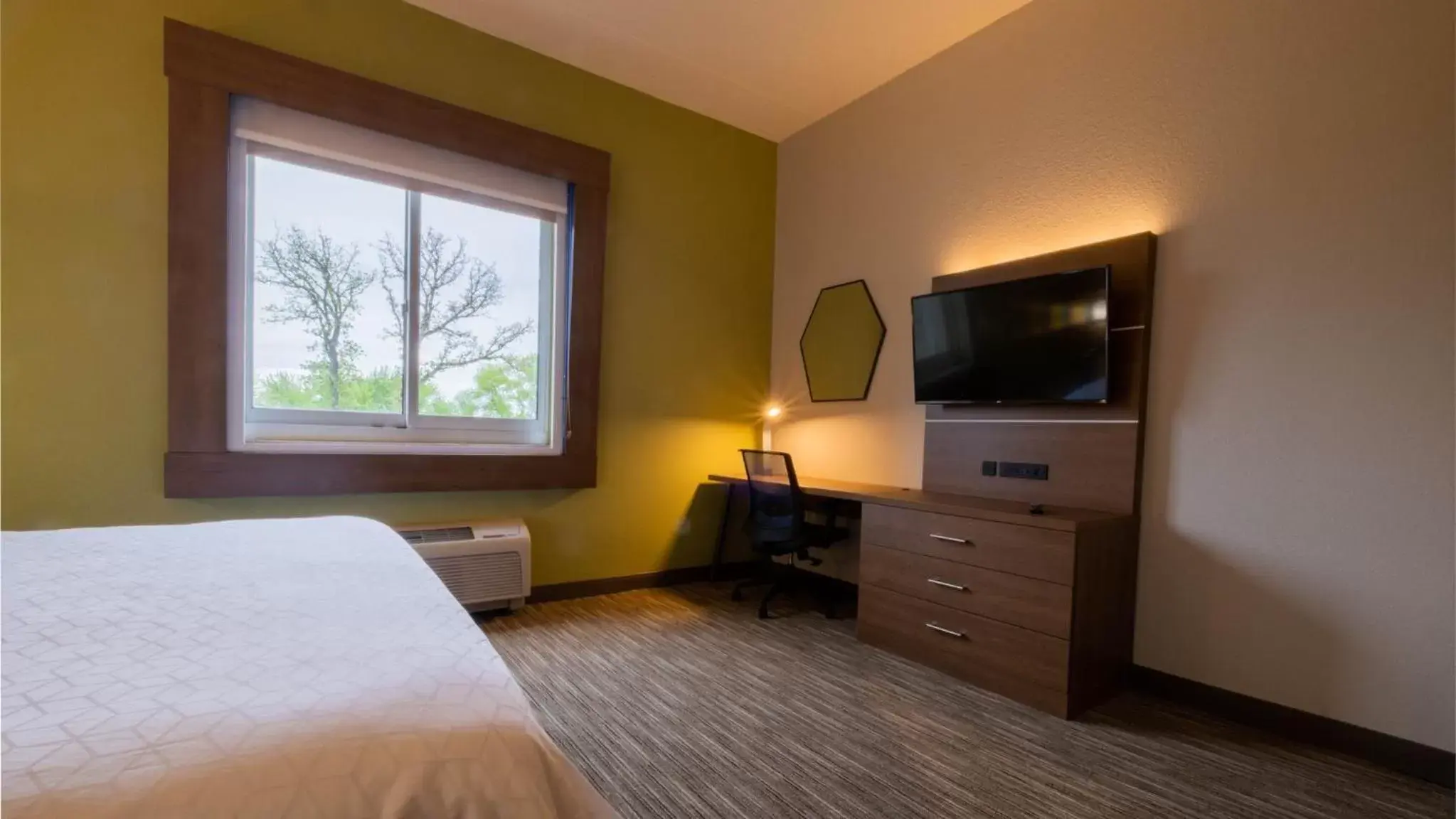 Bedroom, Bed in Holiday Inn Express Hotel & Suites Mankato East, an IHG Hotel
