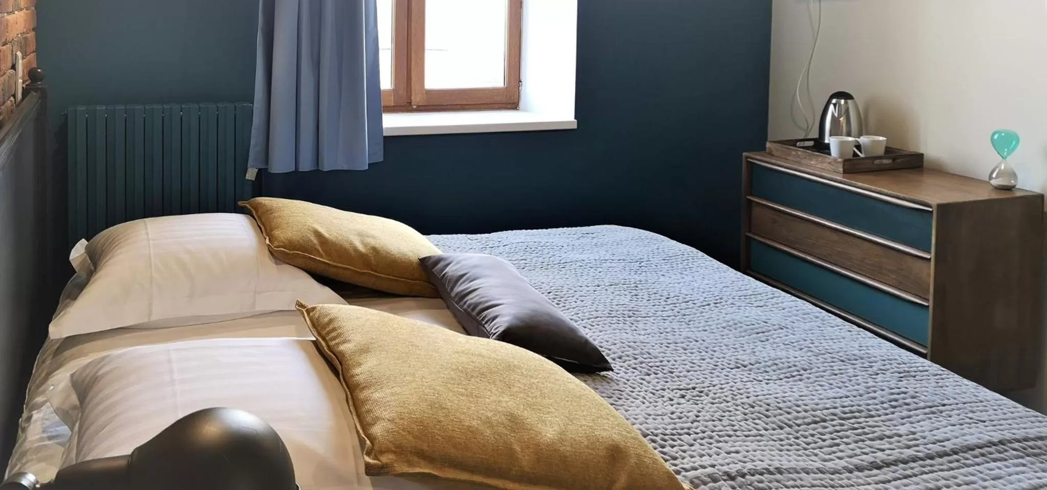 Bedroom, Bed in Centre Bol Vert