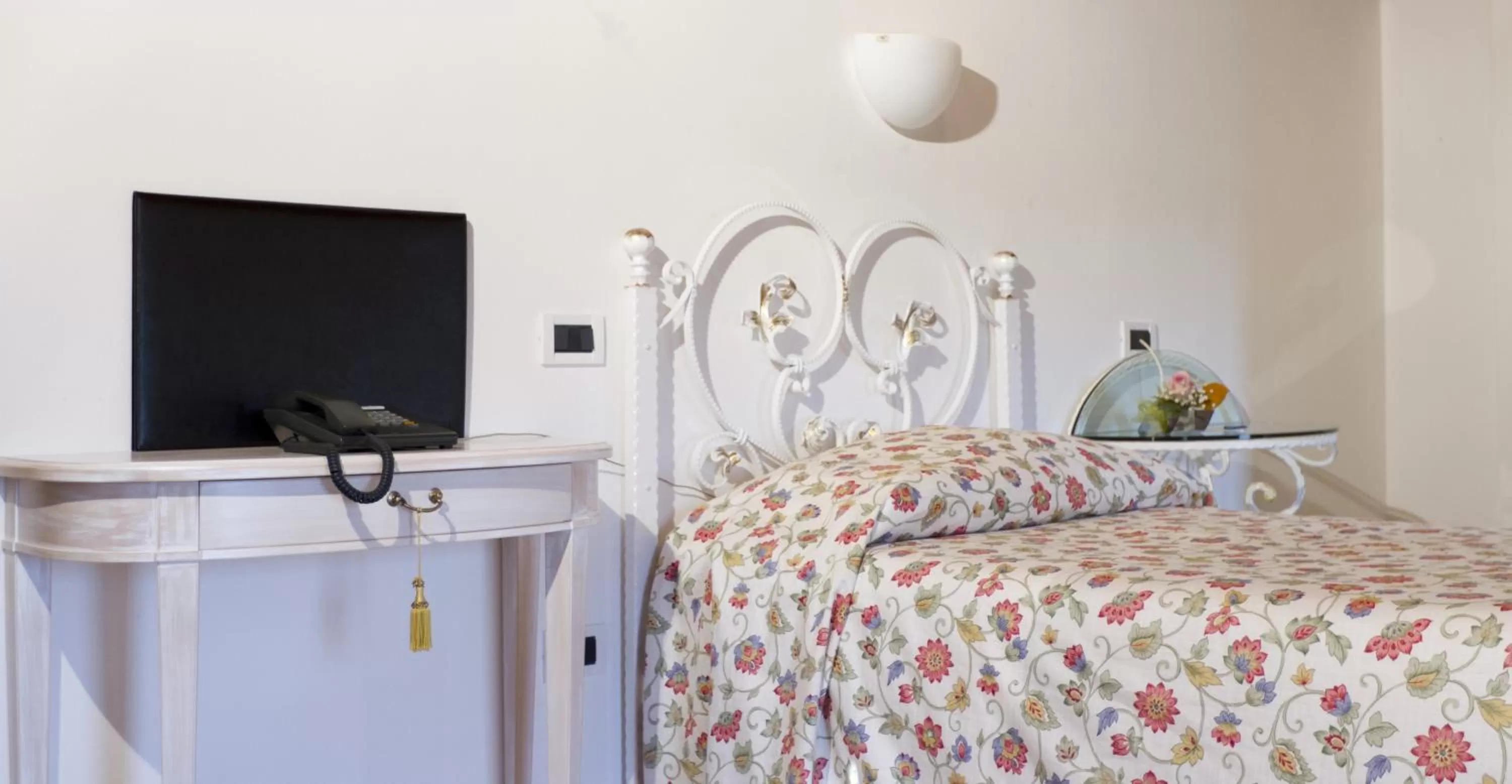 Decorative detail, Bed in Villa Scalabrini