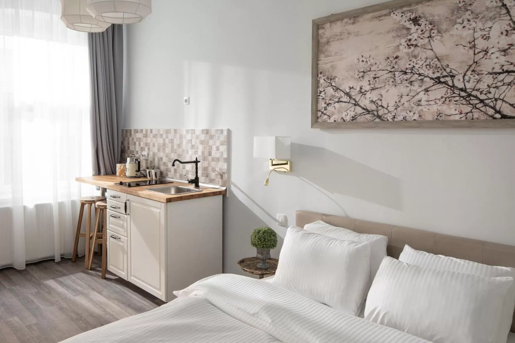 Kitchen or kitchenette, Bed in ALBERT RESIDENCE Brasov with complimentary parking and 10 percent Food and Drinks