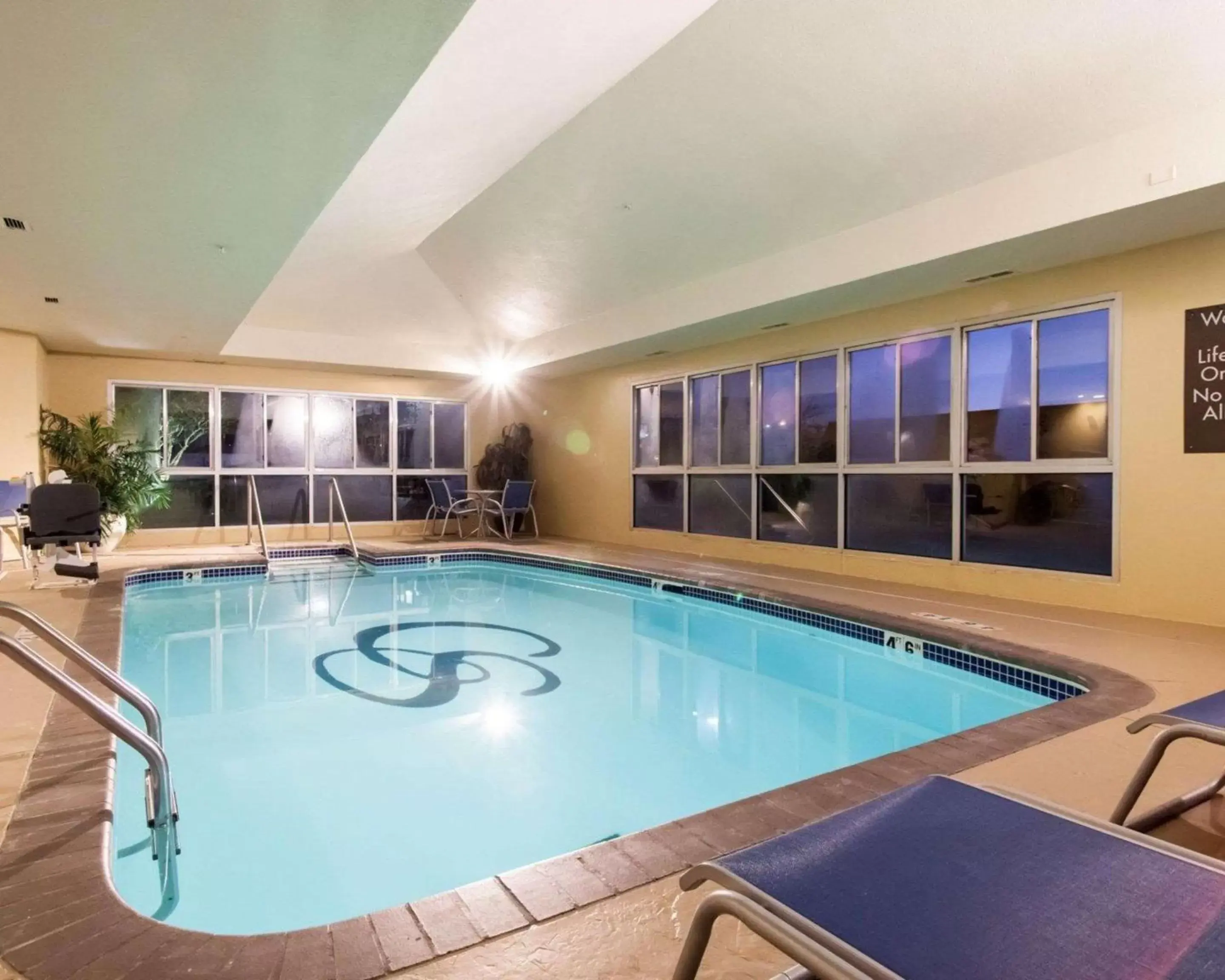 Lobby or reception, Swimming Pool in Comfort Suites Central / I-44