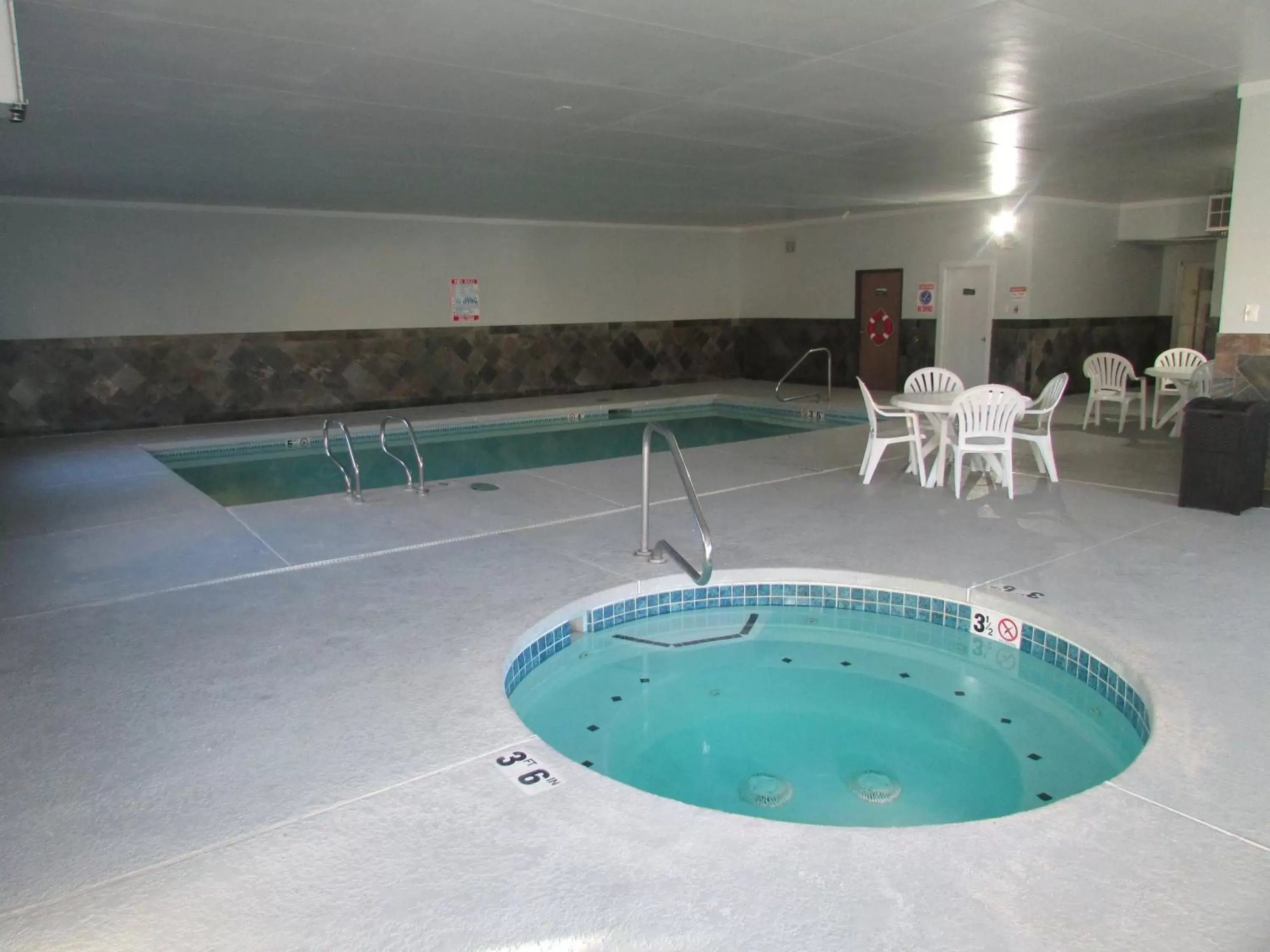 Property building, Swimming Pool in GreenTree Inn Montrose Property building, Swimming Pool in GreenTree Inn Montrose