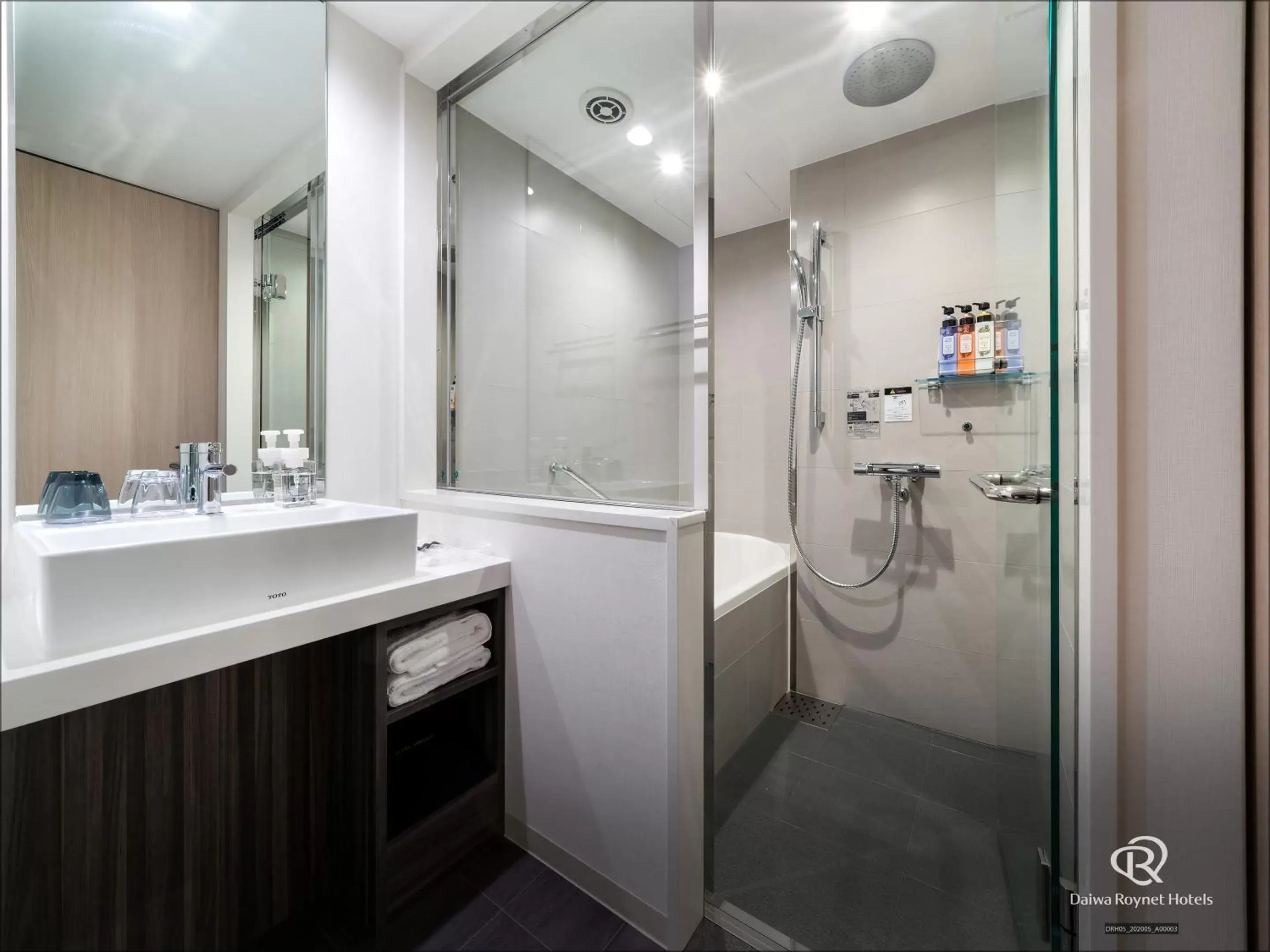 Bathroom in DEL style Osaka-Shinsaibashi by Daiwa Roynet Hotel