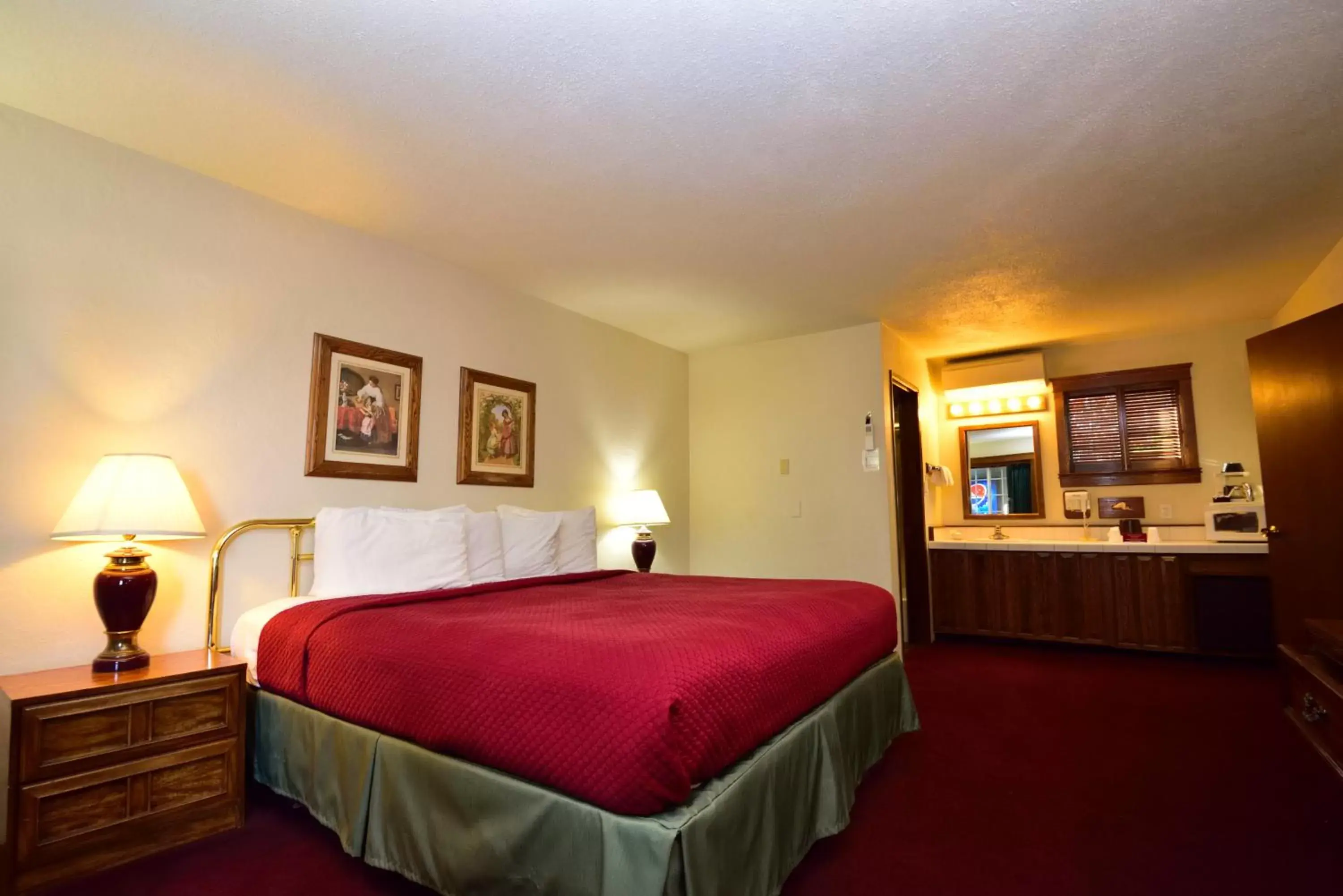 Photo of the whole room, Bed in Sequim West Inn