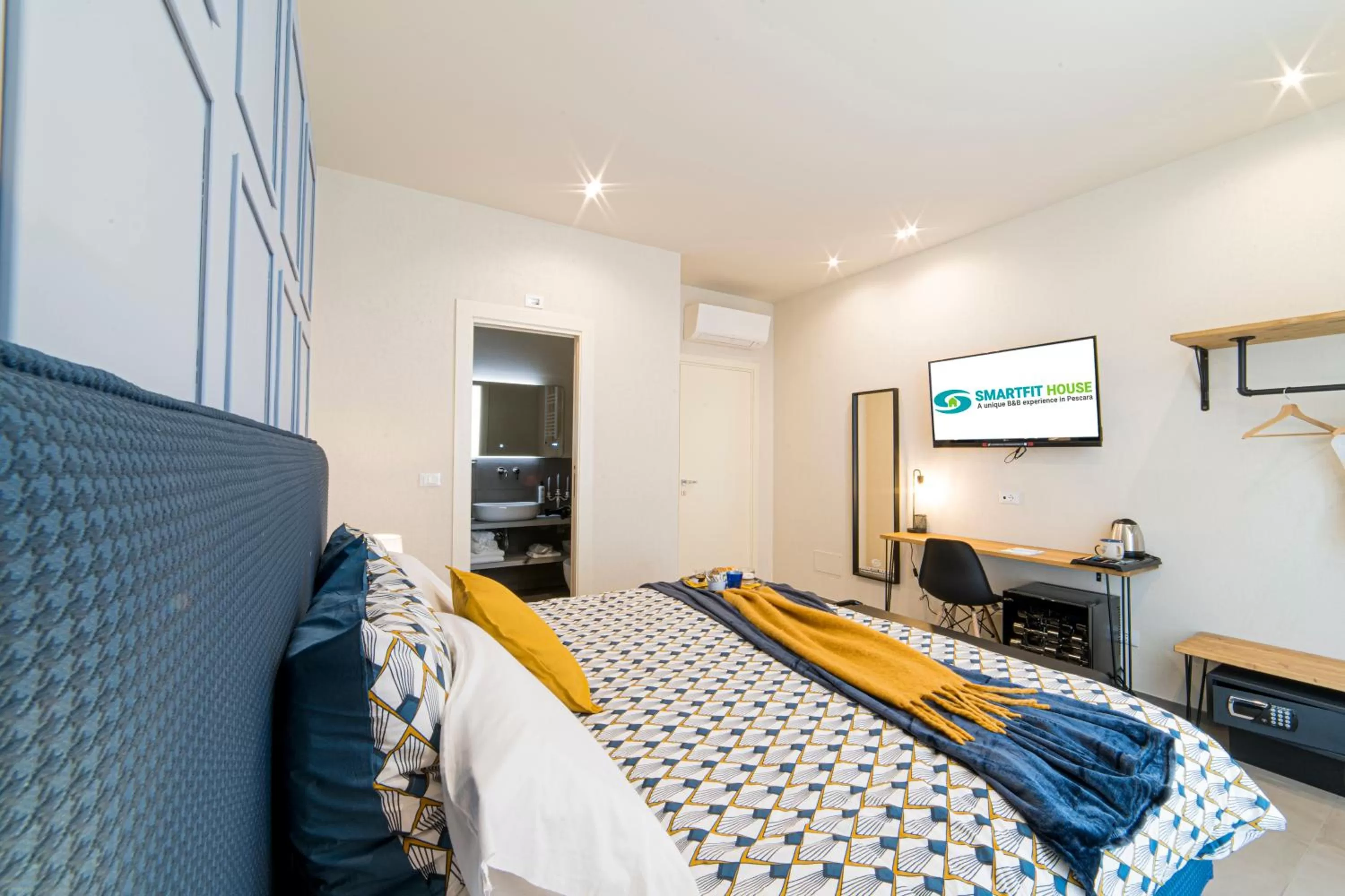 TV and multimedia in B&B SMARTFIT HOUSE - Room & Relax in Pescara