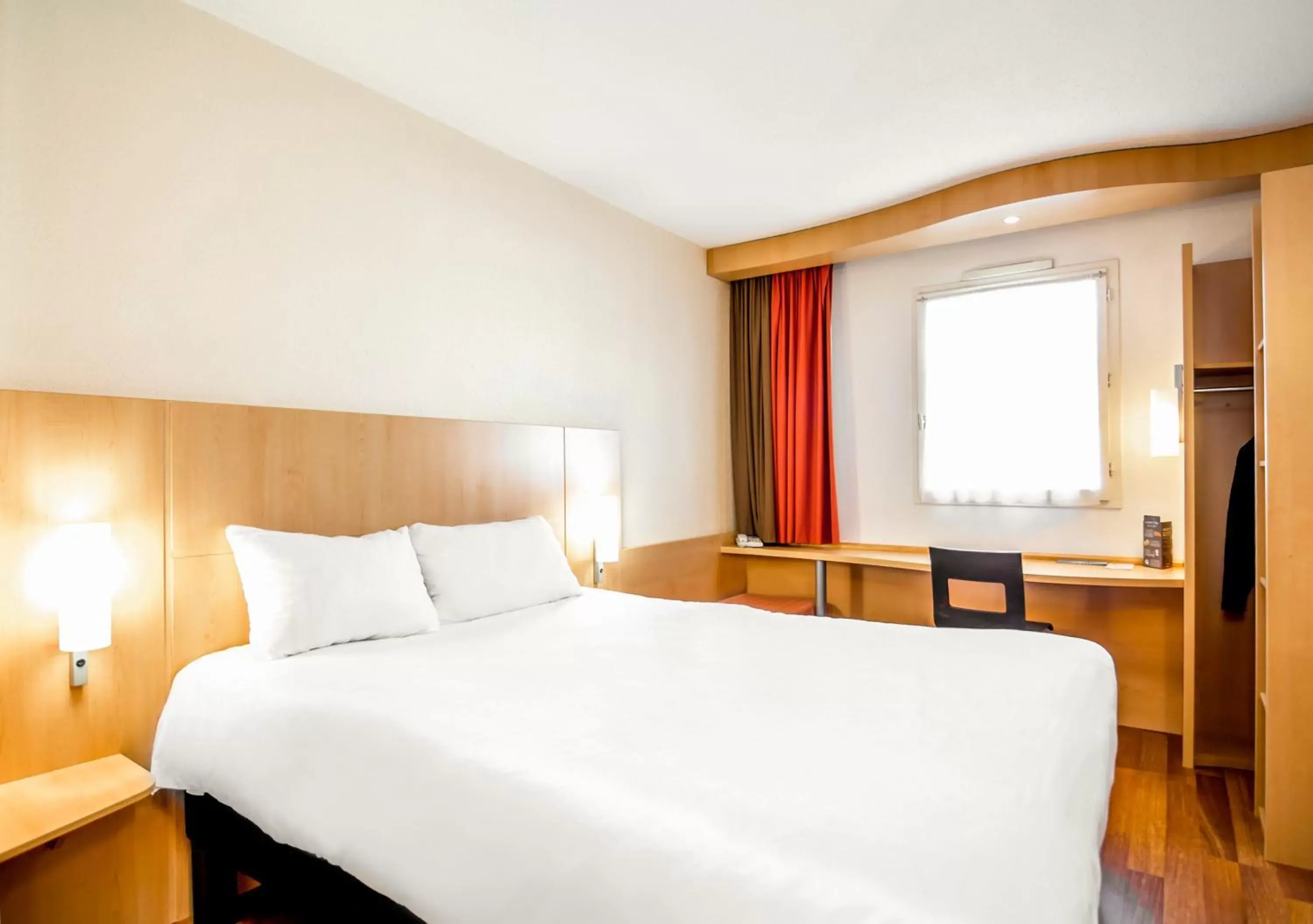 Photo of the whole room, Room Photo in Ibis Ripollet