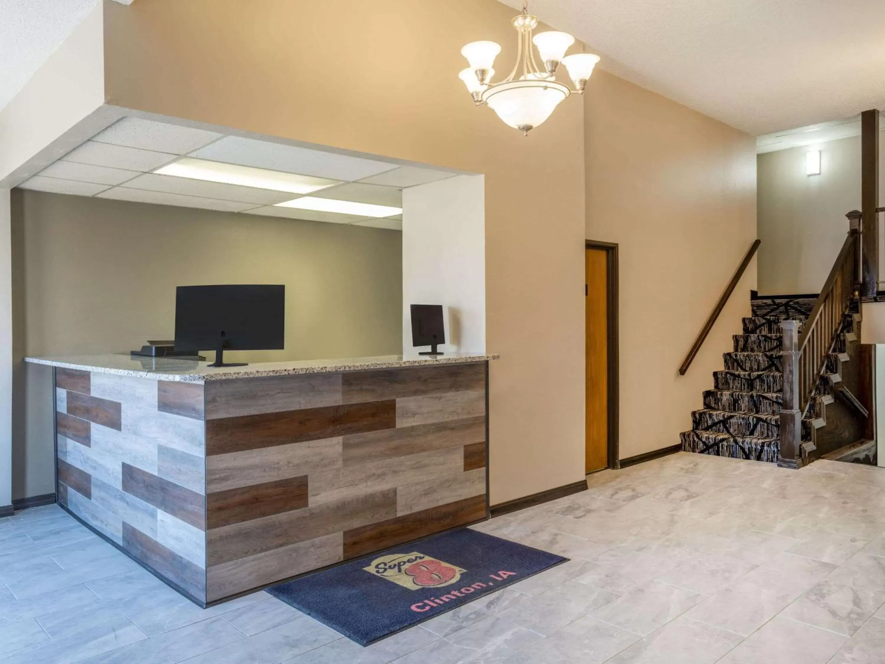 Lobby or reception, TV/Entertainment Center in Super 8 by Wyndham Clinton