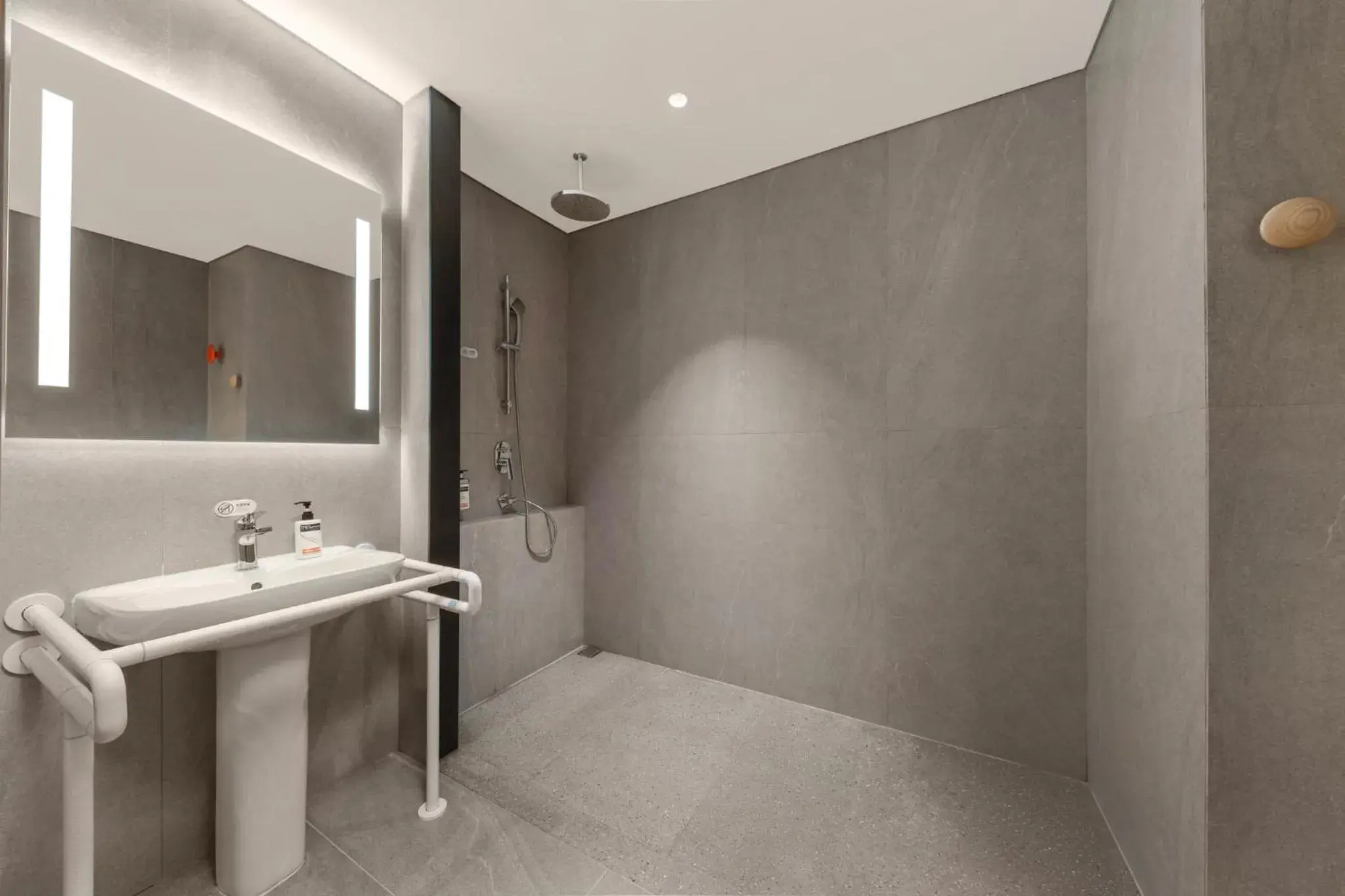 Photo of the whole room, Bathroom in Holiday Inn Express Jiangmen Yinhu Bay, an IHG Hotel