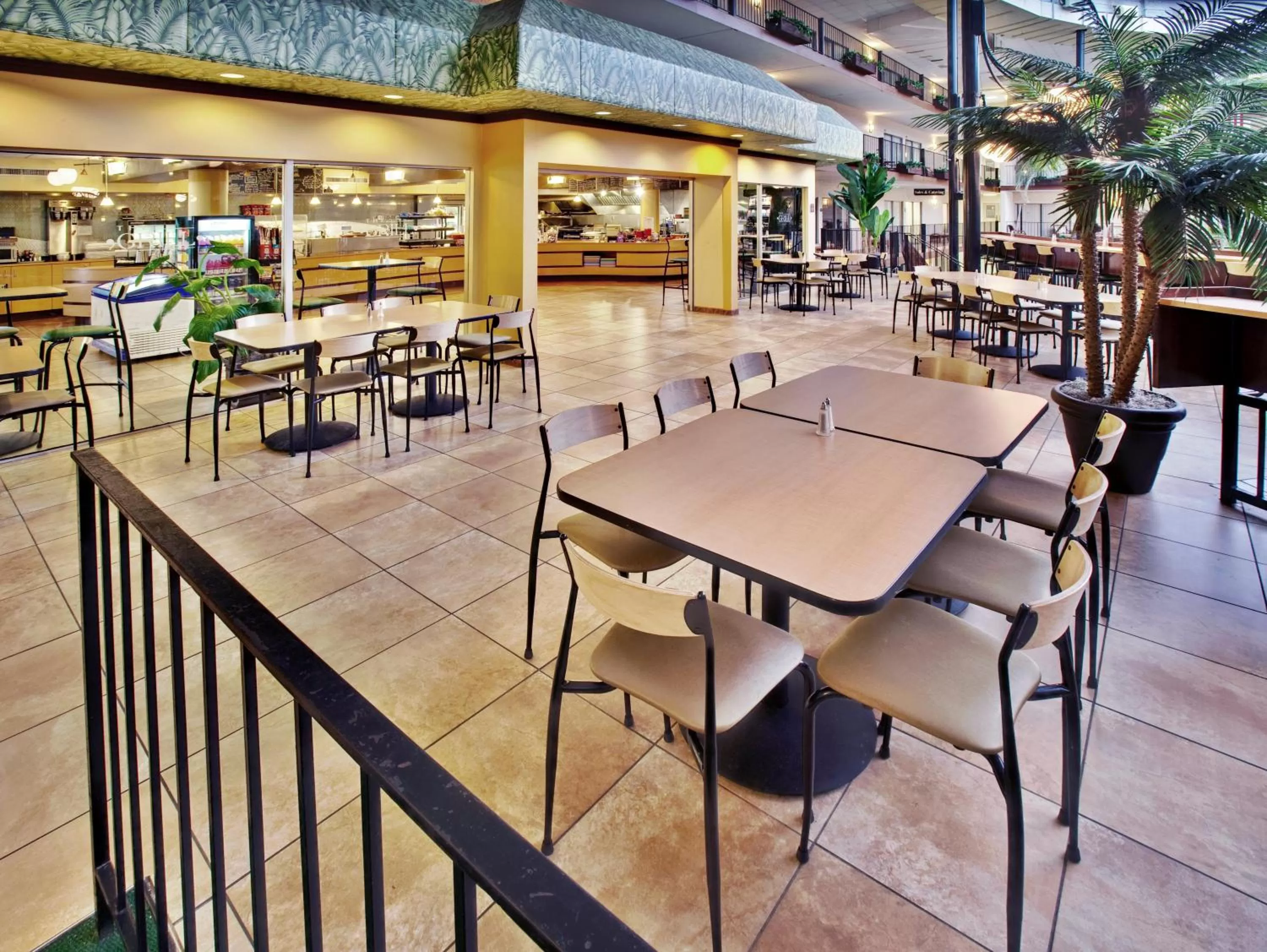 Restaurant/places to eat in Holiday Inn Des Moines-Airport Conf Center by IHG