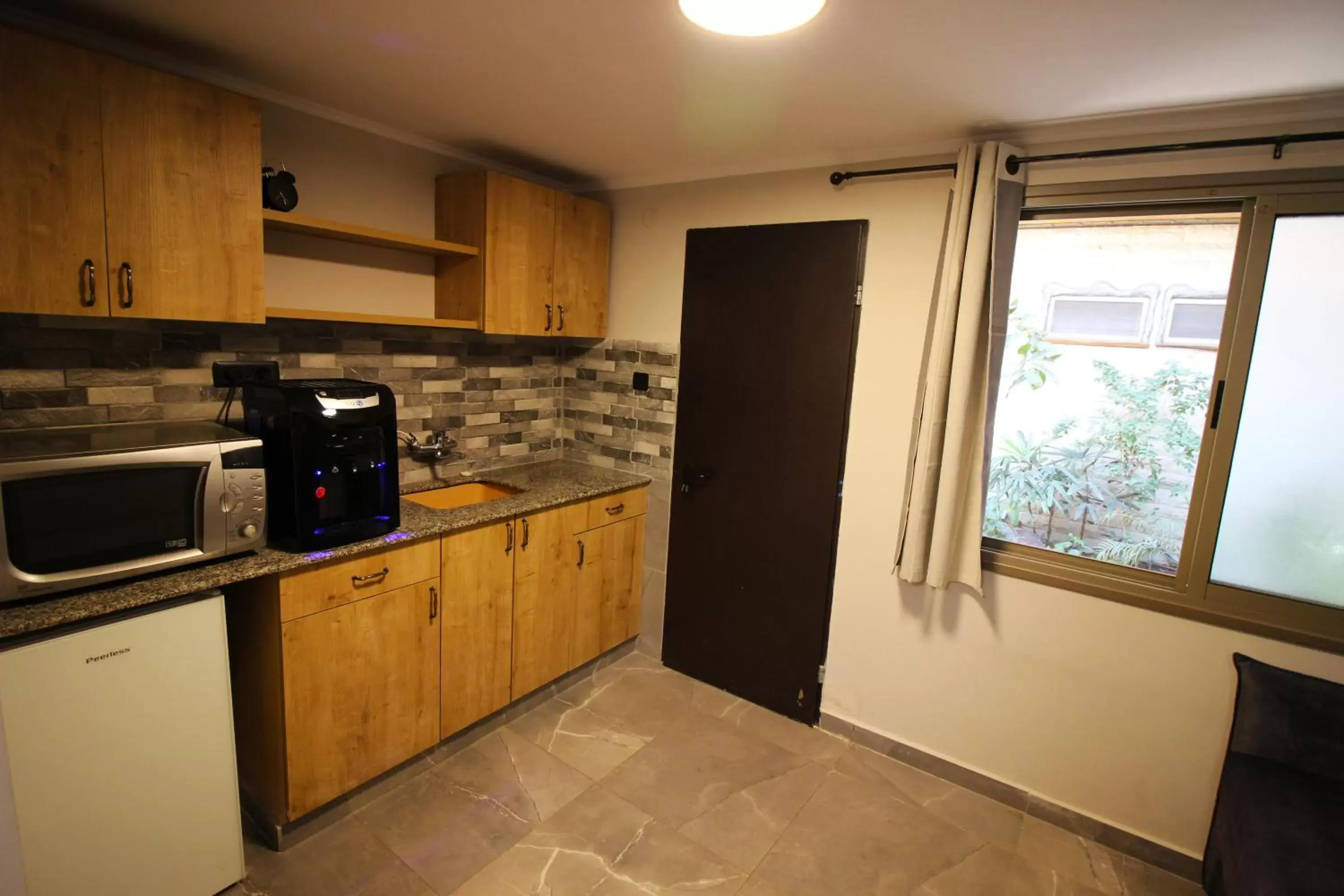 Living room, Kitchen/Kitchenette in Sunset Inn