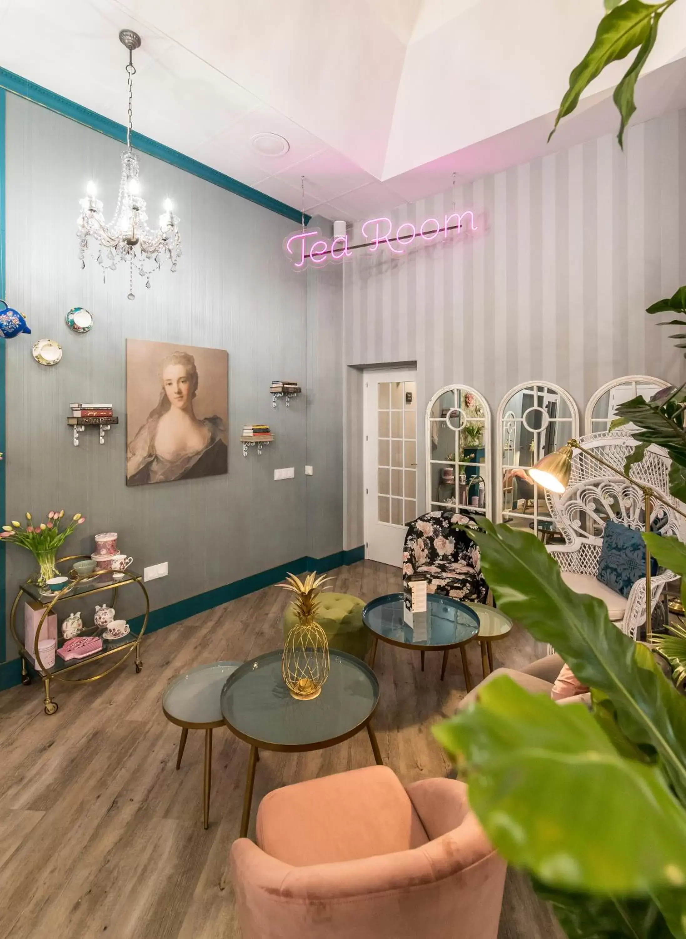 Lounge or bar in Clement Barajas Lounge or bar in Clement Barajas