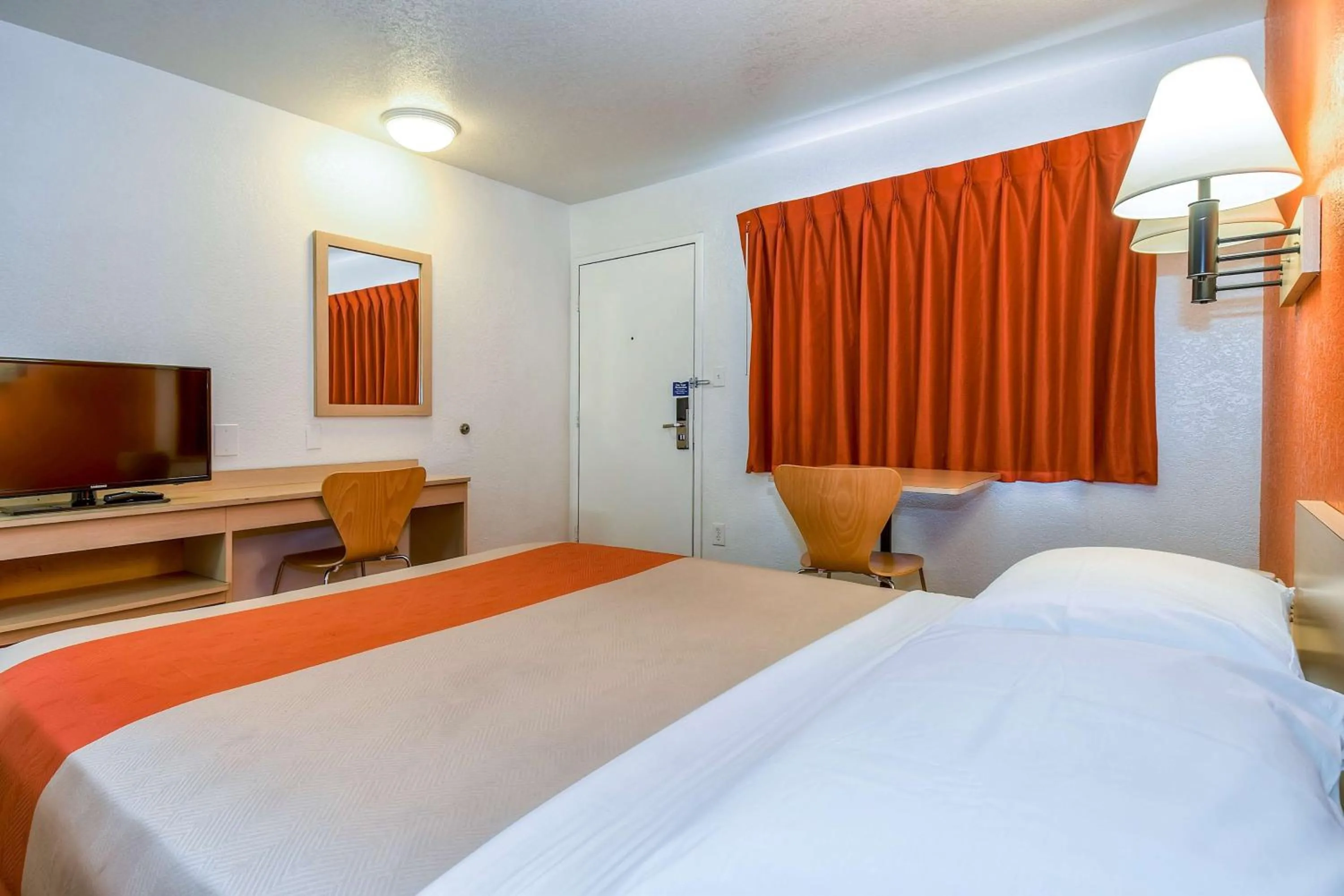 TV and multimedia, Bed in Motel 6-Corona, CA