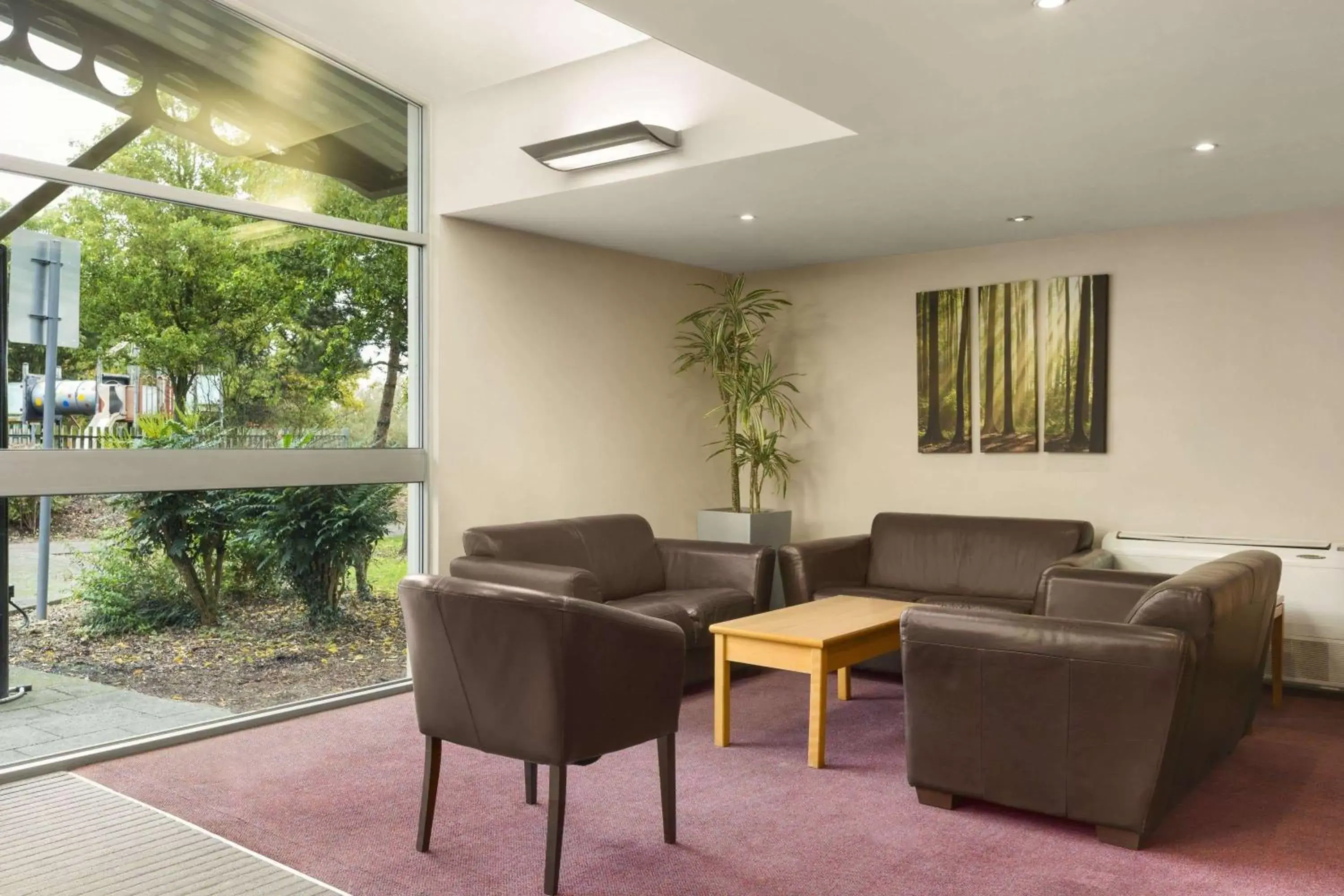 Lobby or reception in Ramada London South Mimms