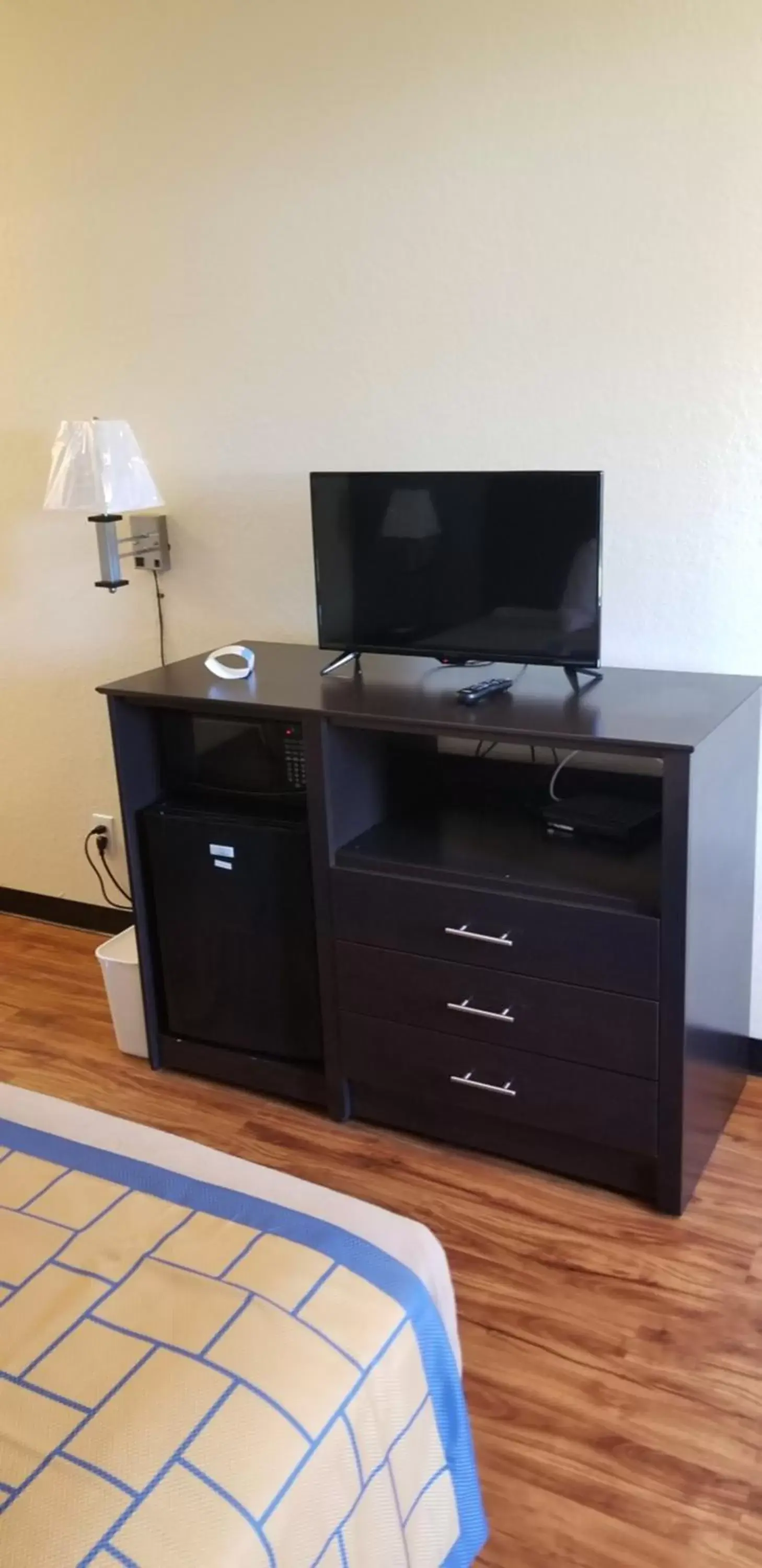 TV and multimedia, TV/Entertainment Center in Days Inn by Wyndham Macon I-75 North