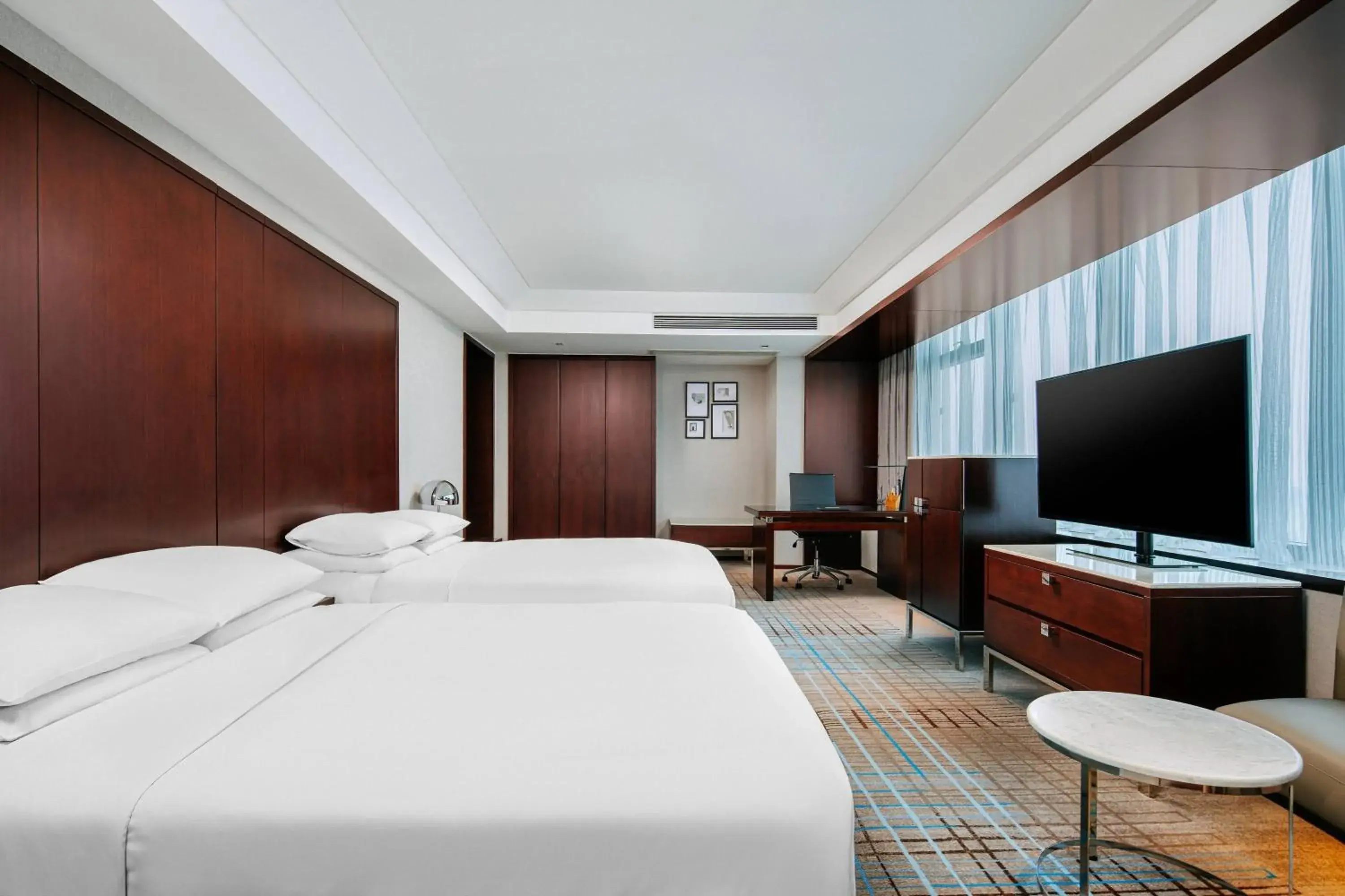 Photo of the whole room, Bed in Renaissance Shanghai Zhongshan Park Hotel