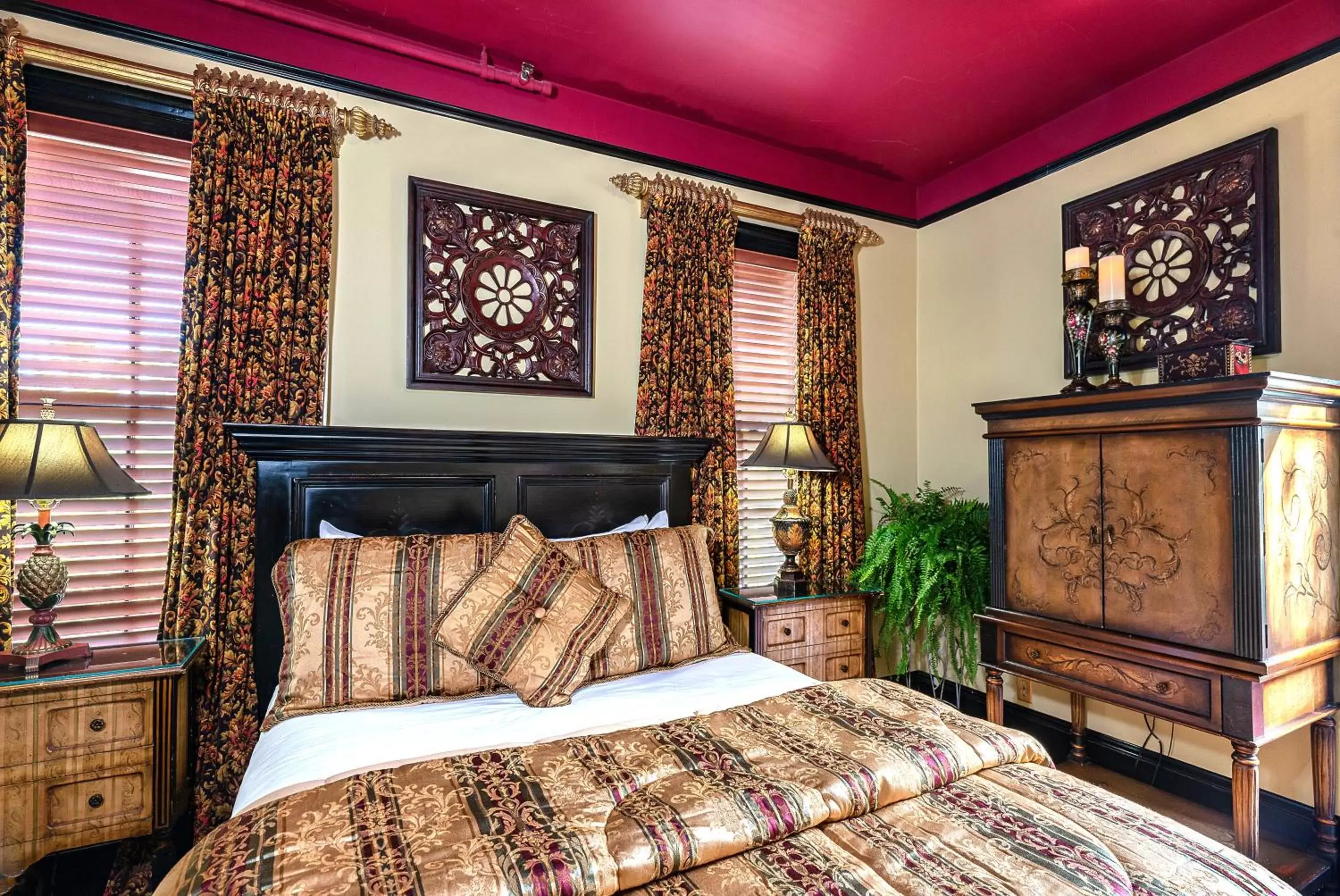 Superior Queen Room in Cedar House Inn Superior Queen Room in Cedar House Inn