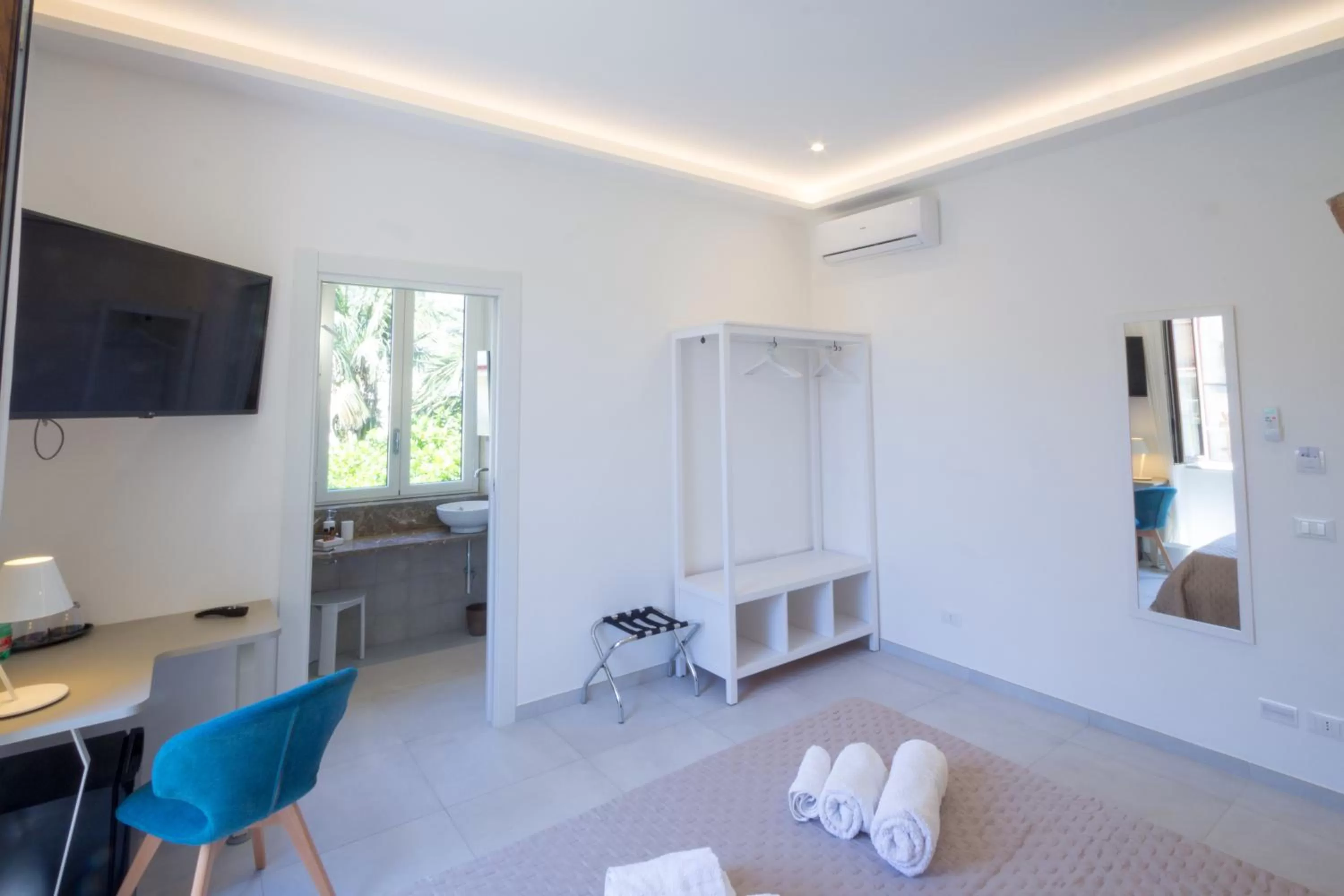 TV and multimedia, TV/Entertainment Center in Villa Valverde Apartments e B&B